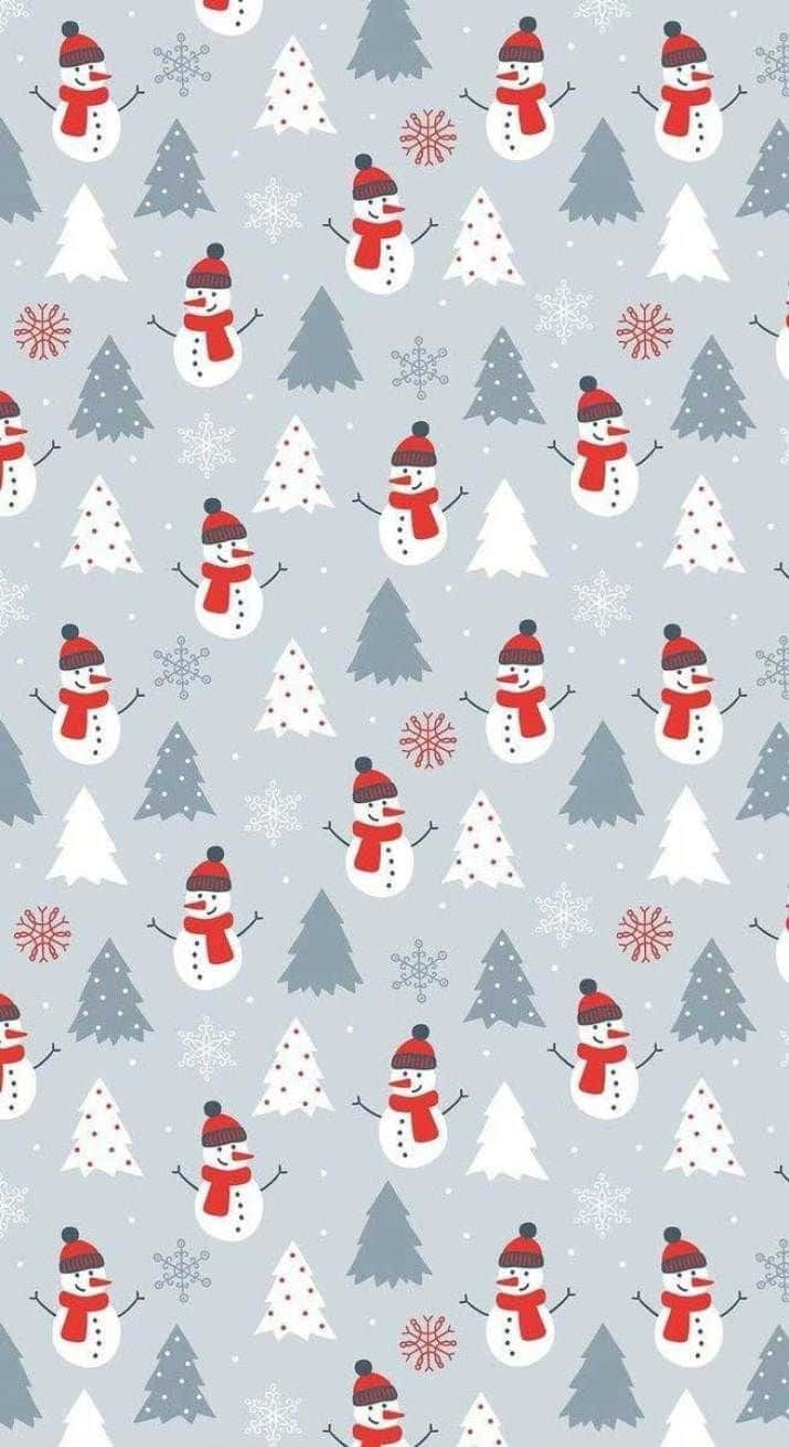 用White Christmas iPhone捕捉冬日魔法 壁紙 — 在柔和的灰色冬季背景上重複出現的快樂雪人和松樹圖案。