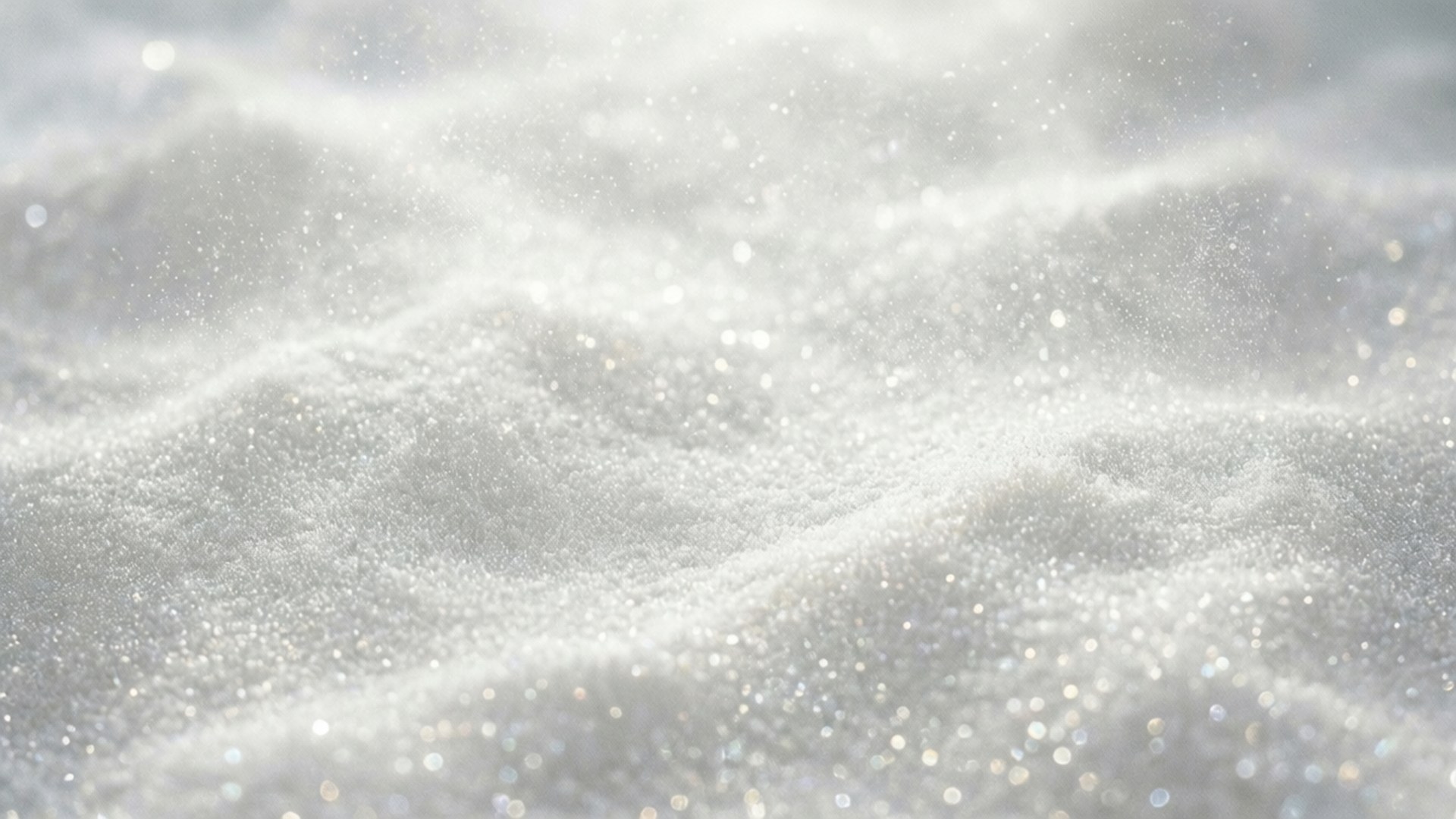 柔軟白雪閃爍著光芒，捕捉陽光形成輕柔雪堆
