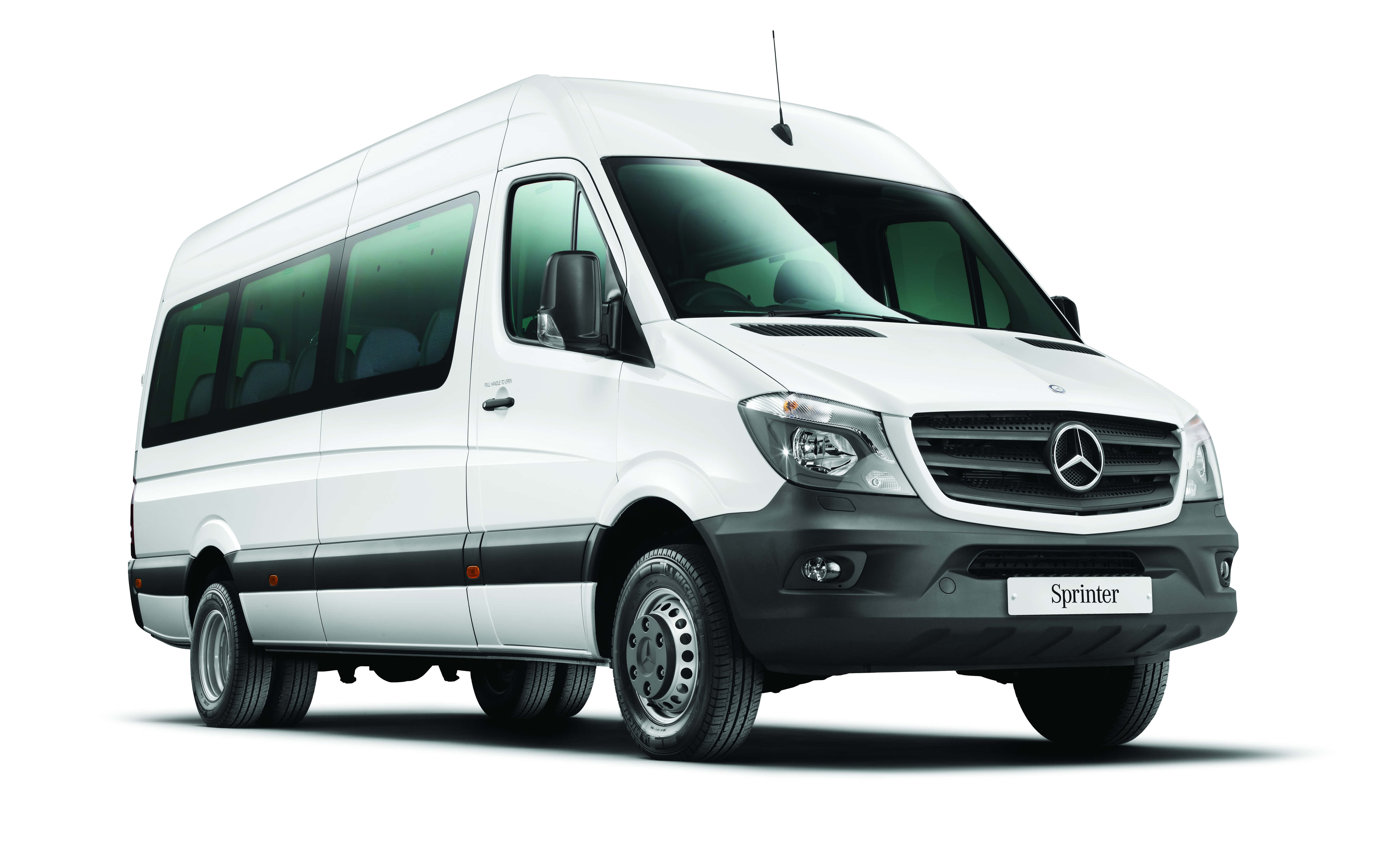 Mercedes Benz Sprinter 桌布 壁紙 — 一輛純白色的 Mercedes-Benz Sprinter 客貨車在攝影棚燈光下，以乾淨的白色背景展示。
