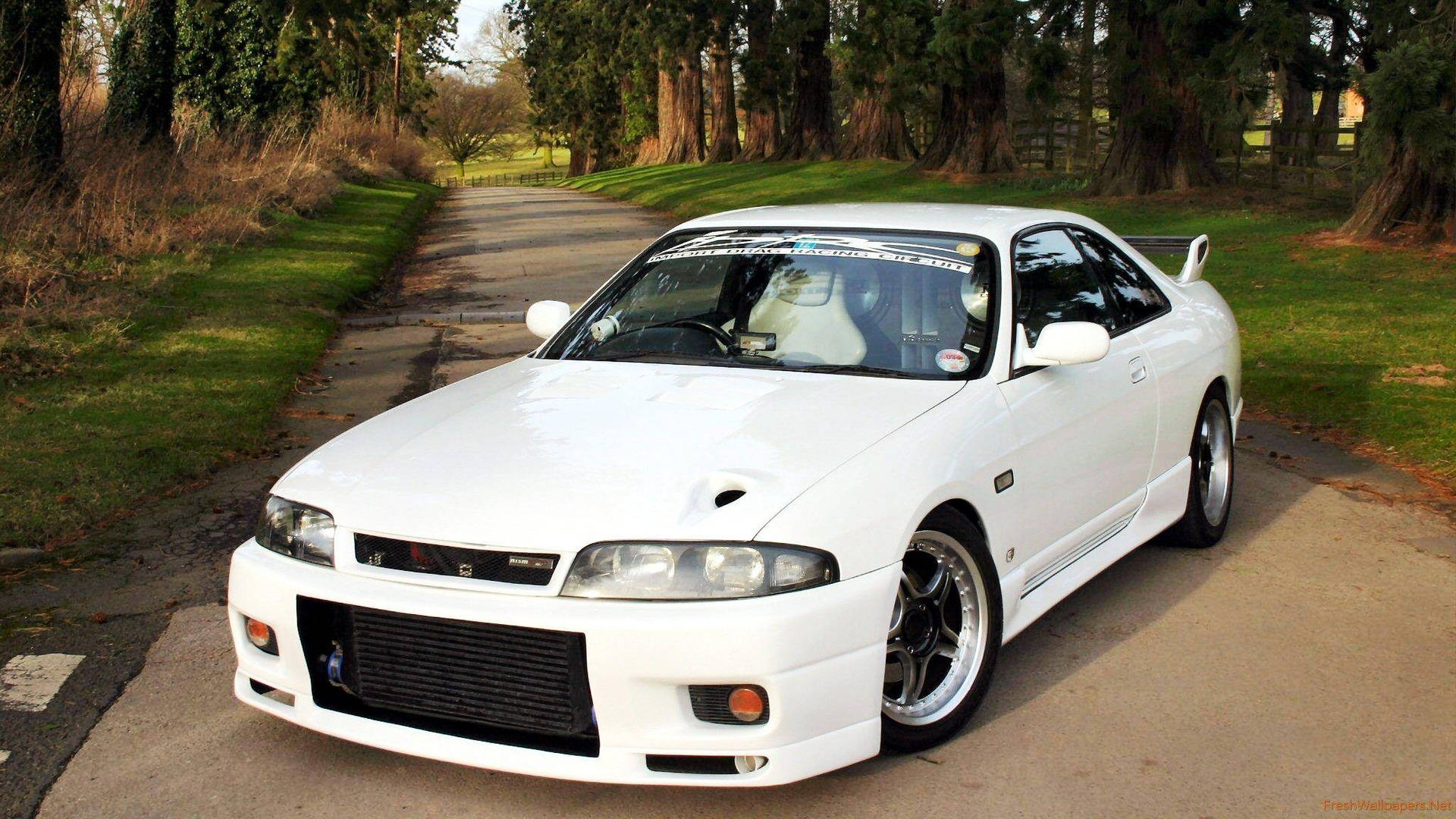 白色尼桑Skyline GTR R33壁紙