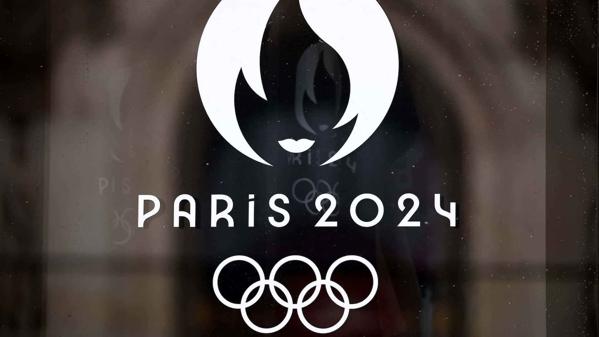  壁紙 — 白色巴黎2024奧運標誌，帶有風格化火焰面孔和環圈，位於深色紋理玻璃背景上。