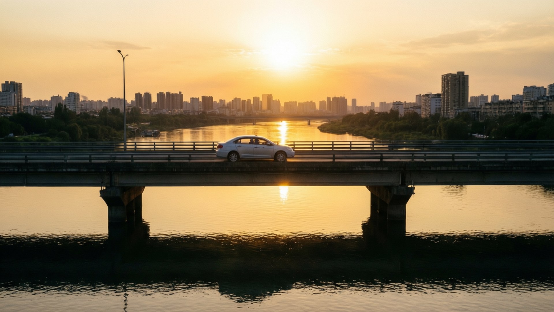 Tayo 桌布 壁紙 — 一輛白色轎車在金色日落時分行駛在橫跨河流的橋上，背景是城市天際線。