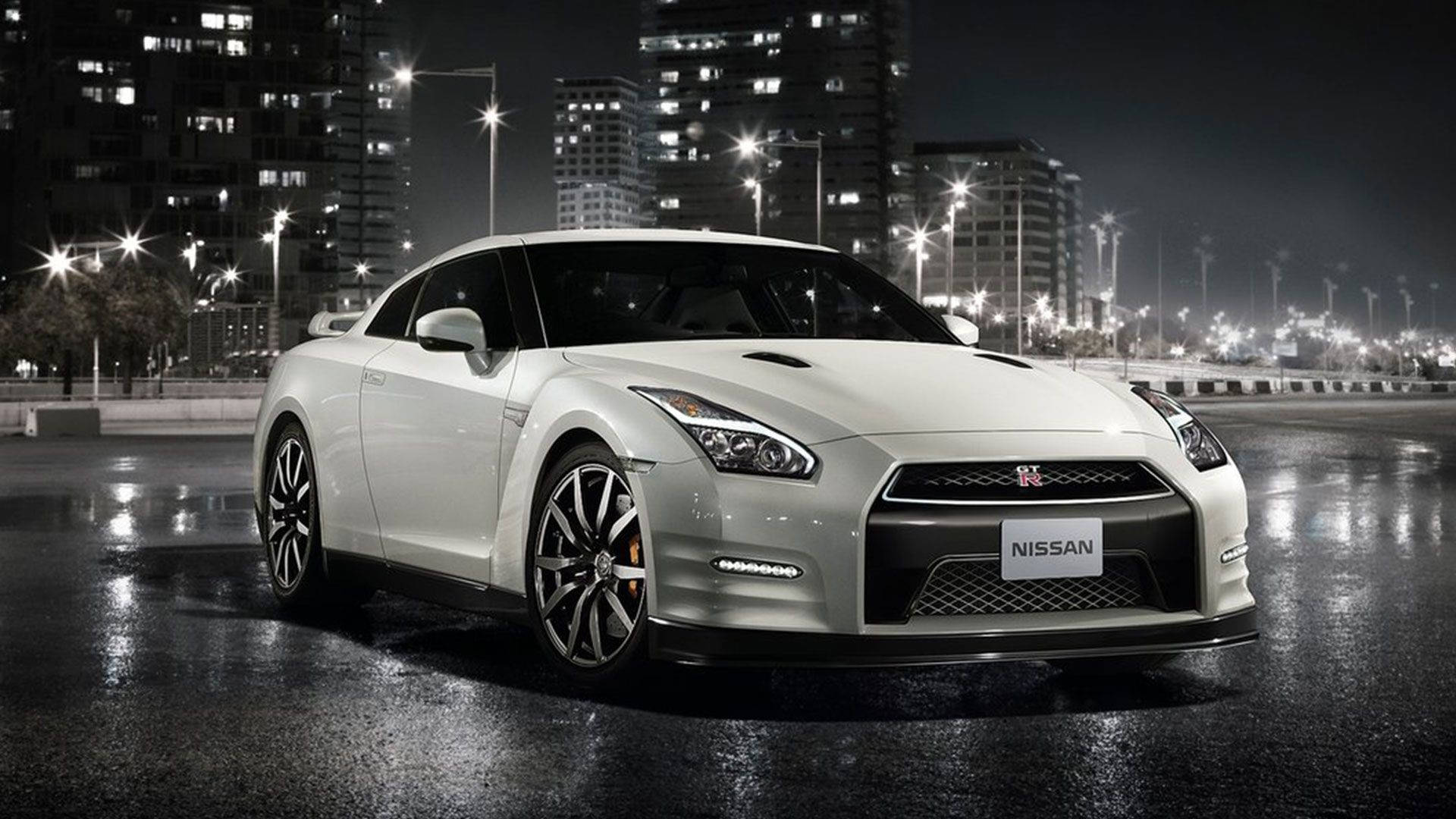城市中停泊的白色Skyline汽車