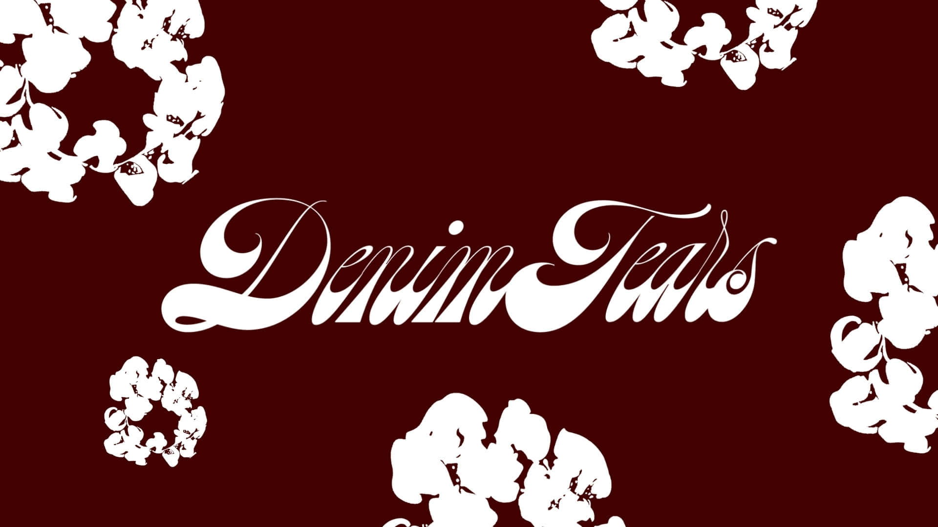  壁紙 — 白色風格化花卉圖案和草書文字「Denim Tears」漂浮在深酒紅色背景上。