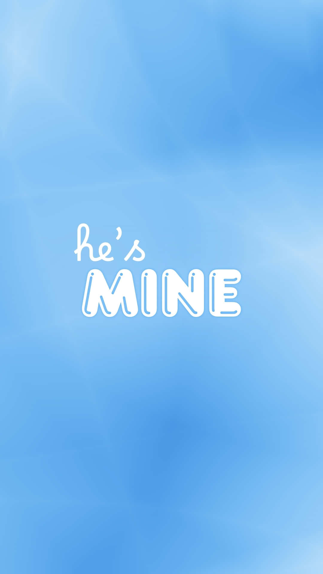  壁紙 — 白色風格化文字 'he's mine' 漂浮在柔和漸變的藍天背景上。