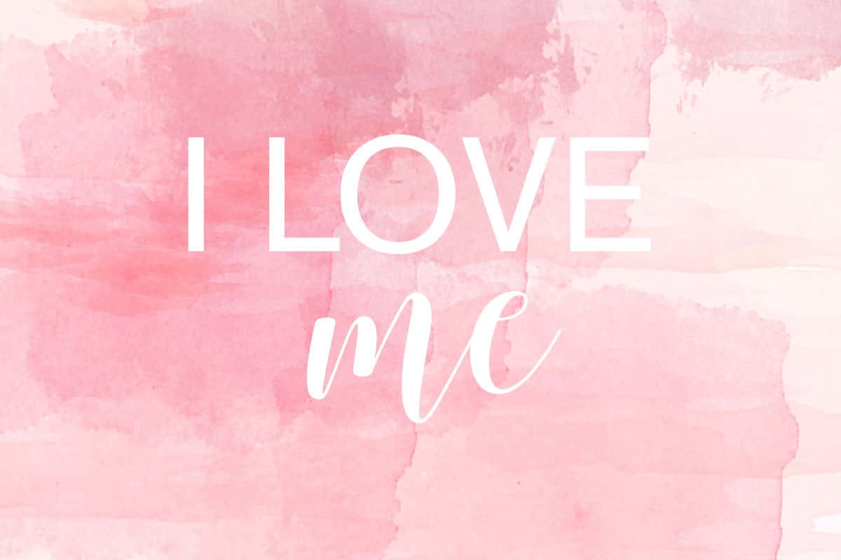  壁紙 — 白色文字寫著「I LOVE me」，在柔和的粉紅色水彩背景上，帶有混合洗滌效果，格外突出。