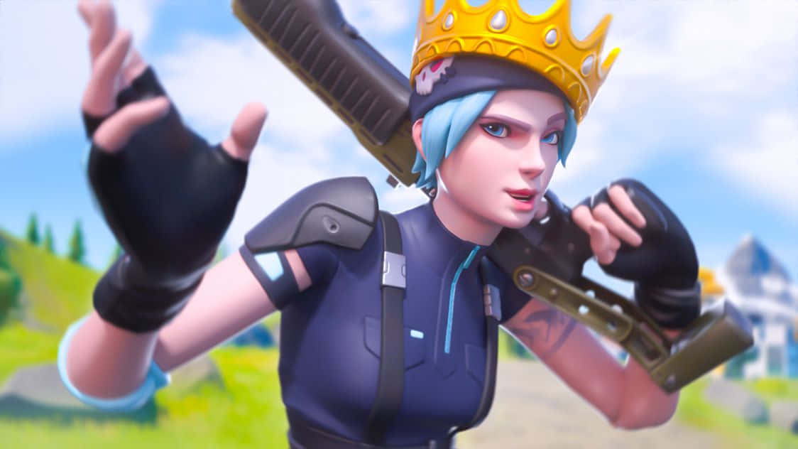 Fortnite 野貓 戴冠 壁紙 — 一個藍色頭髮、戴著金色皇冠的Fortnite角色在明亮的戶外環境中手持武器並做手勢。