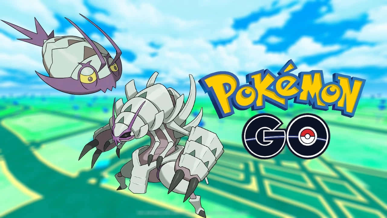 兩個寶可夢角色在背景中有 Pokémon GO 標誌的情況下飛行。