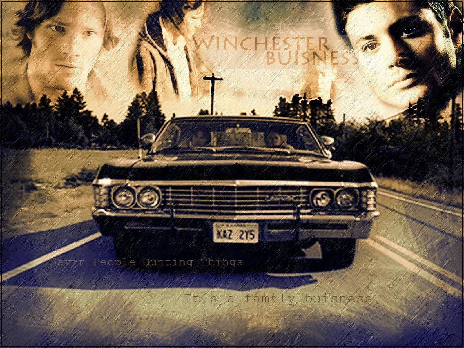 Winchester兄弟駕駛愛車展現實力 壁紙 — 一輛復古黑色汽車行駛在一條路上，帶有兩個男人的褪色肖像和文字疊加，呈現懷舊褐色、粗糙風格。