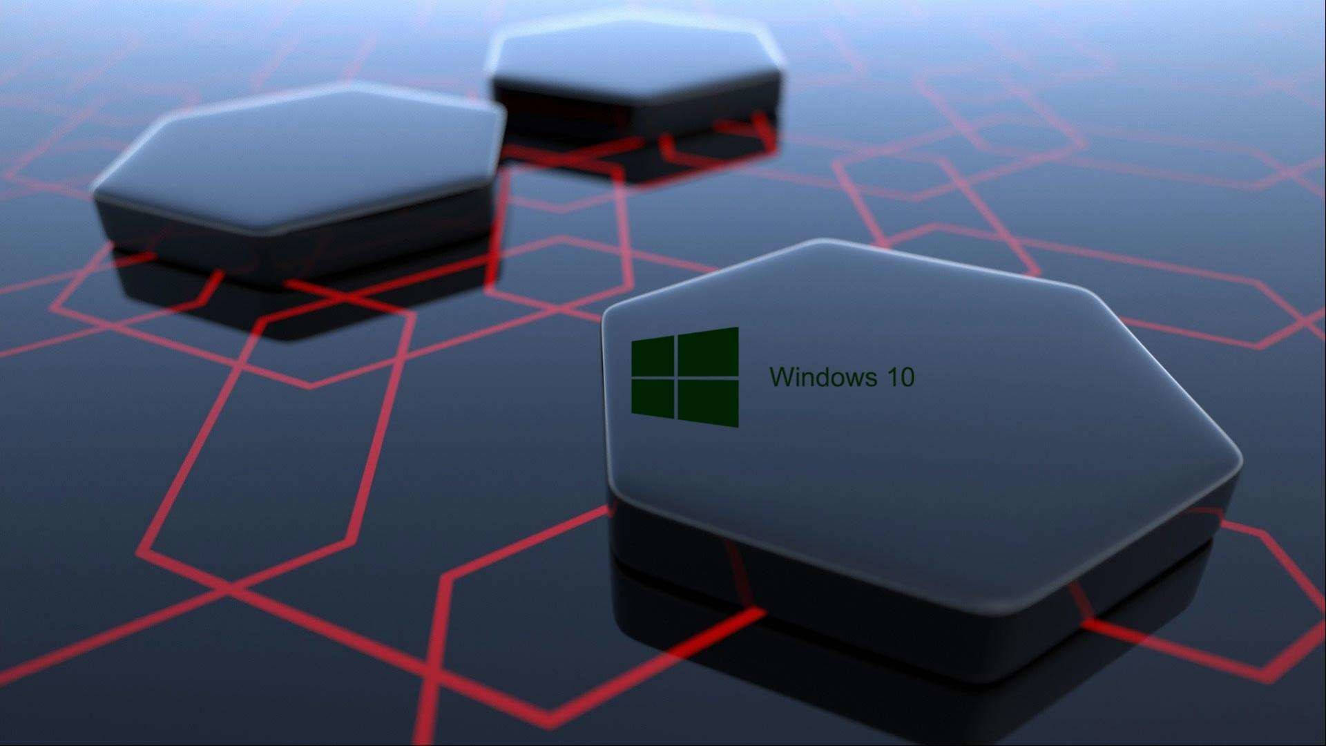 黑色 Windows 10 高清未來感幾何圖形 壁紙 — 三個帶有 Windows 10 標誌的光澤六角形方塊放置在帶有發光紅色網格線的深色表面上。