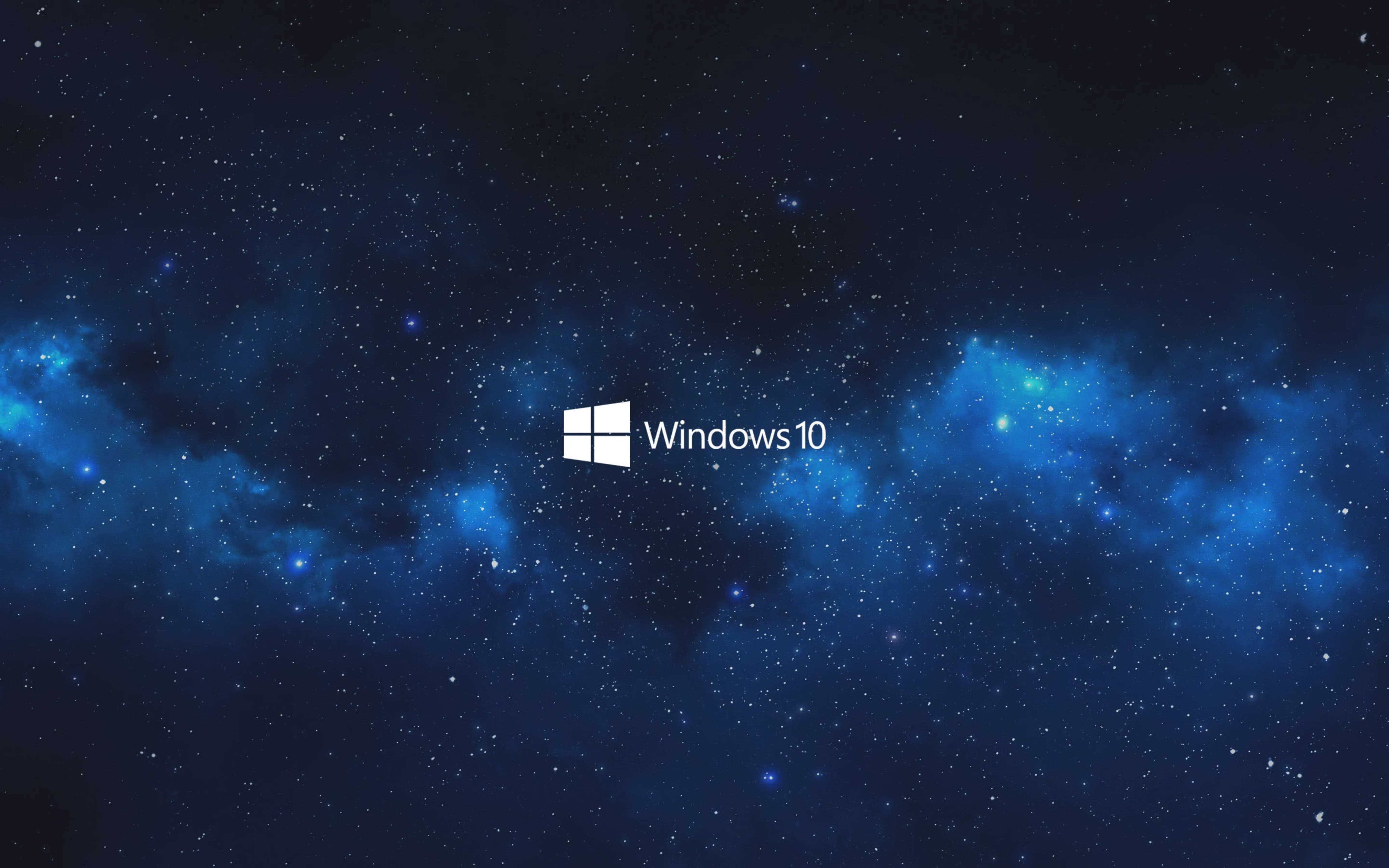 Windows 10 藍色星系 壁紙 — Windows 10 標誌居中於深藍色宇宙背景，帶有發光的星雲和散落的星星。