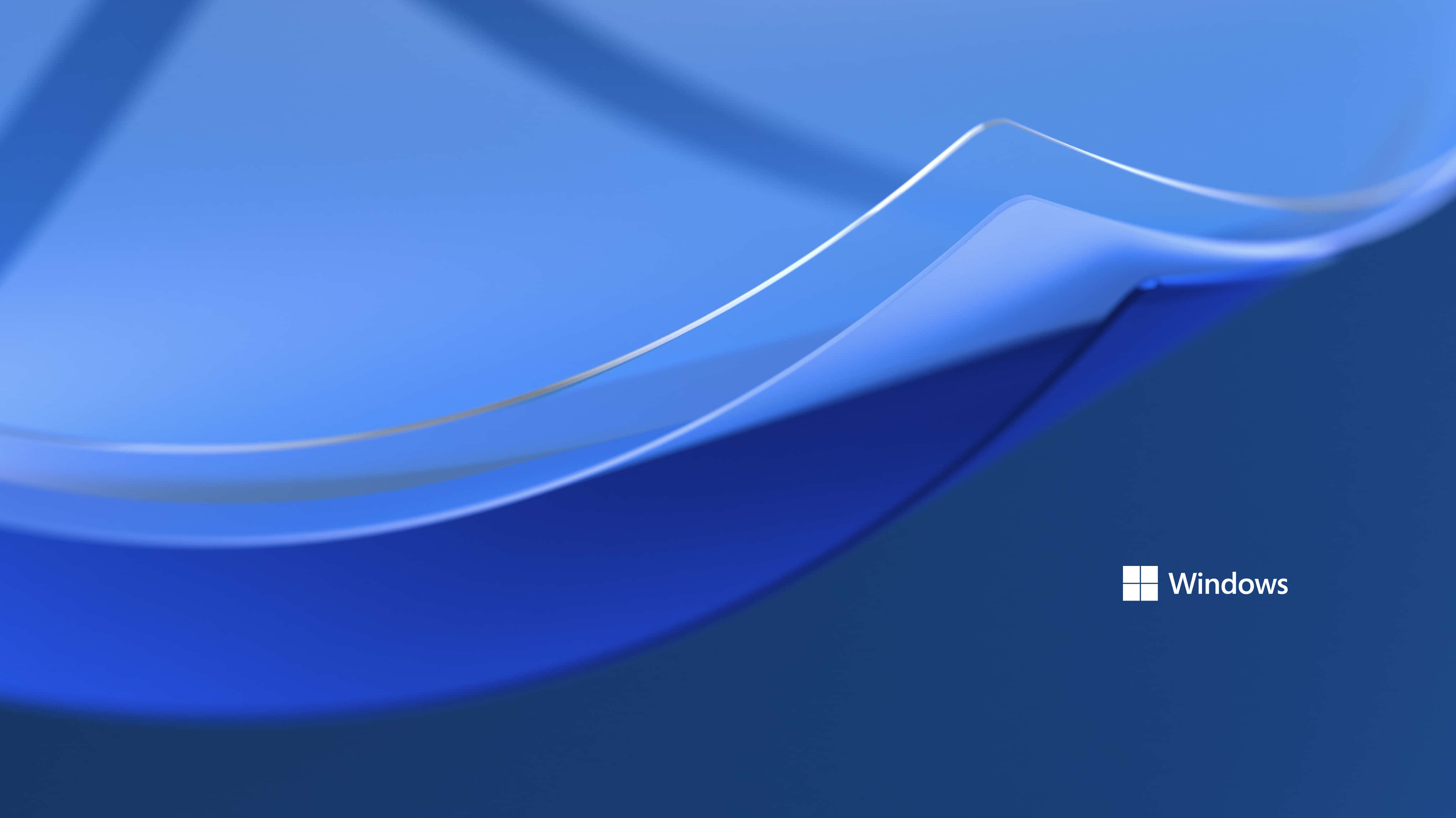 Windows 10 預設藍色背景 壁紙 — 流暢的藍色抽象波浪，帶有微妙的高光和柔和的漸變背景。