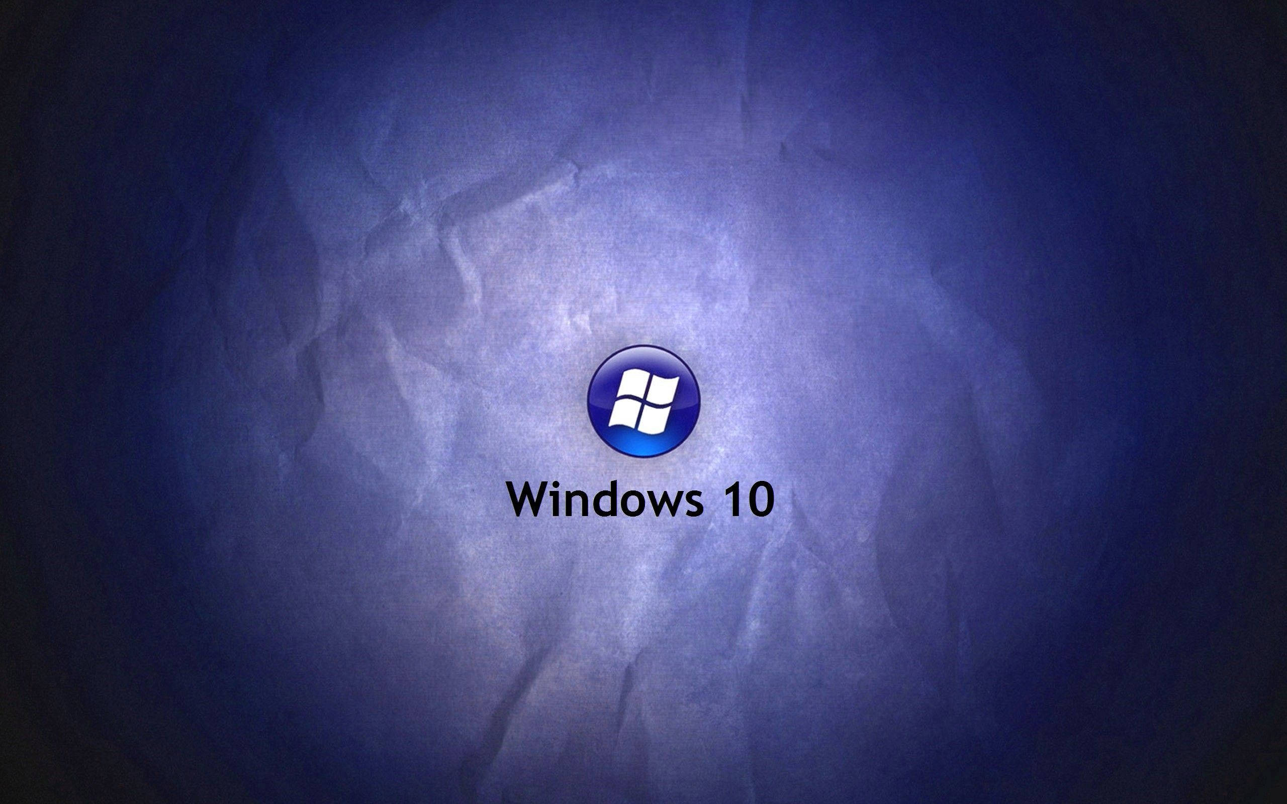 Windows 10 高清紫羅紙質 壁紙 — Windows 10 標誌居中於帶紋理的藍色背景上，具有柔和照明和漸變效果。