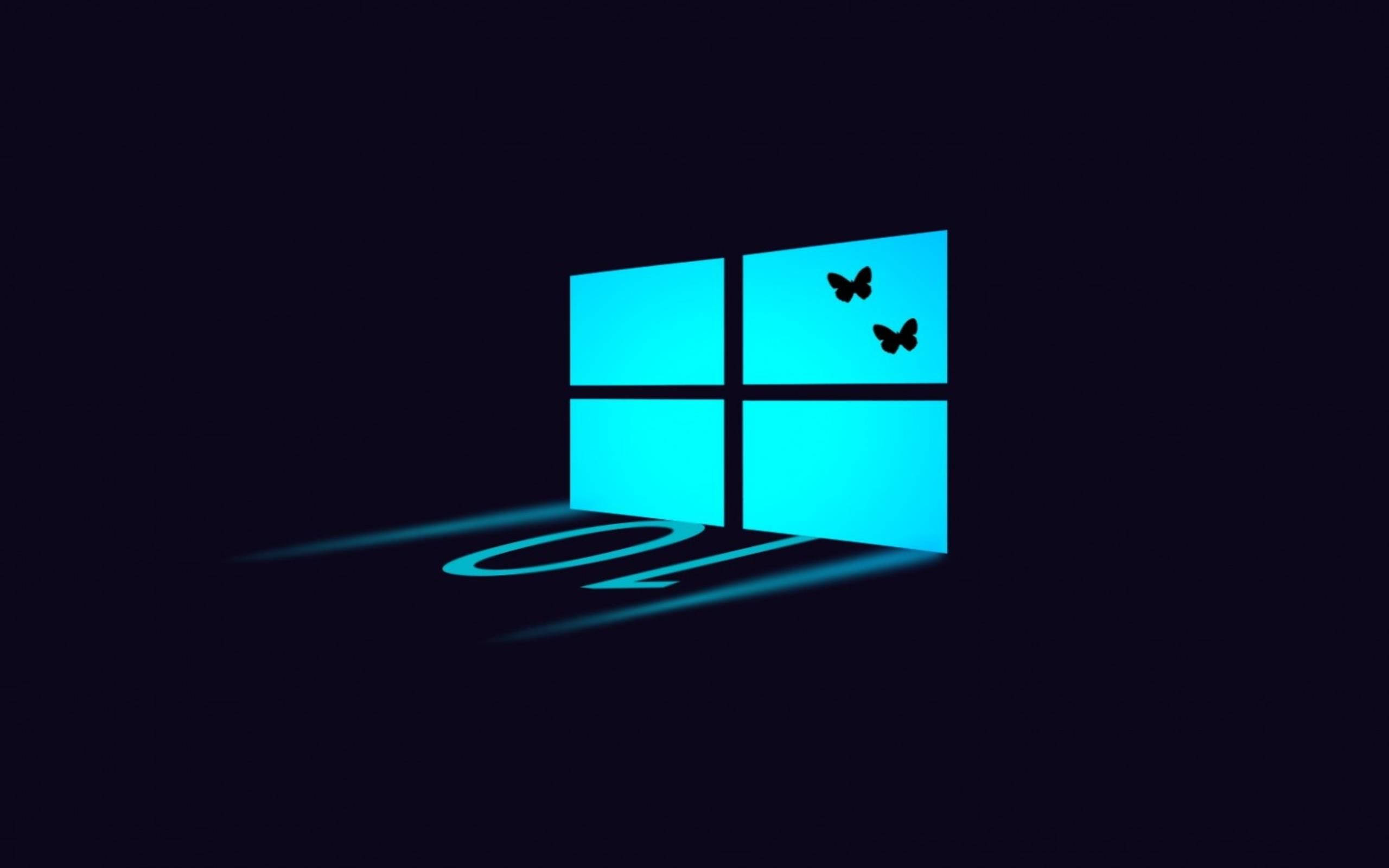 Windows 10 高清蝴蝶 壁紙 — 發光的藍色Windows 10標誌在黑暗的地面上投下柔和的陰影，兩隻蝴蝶在其右上角窗格附近翩翩起舞。