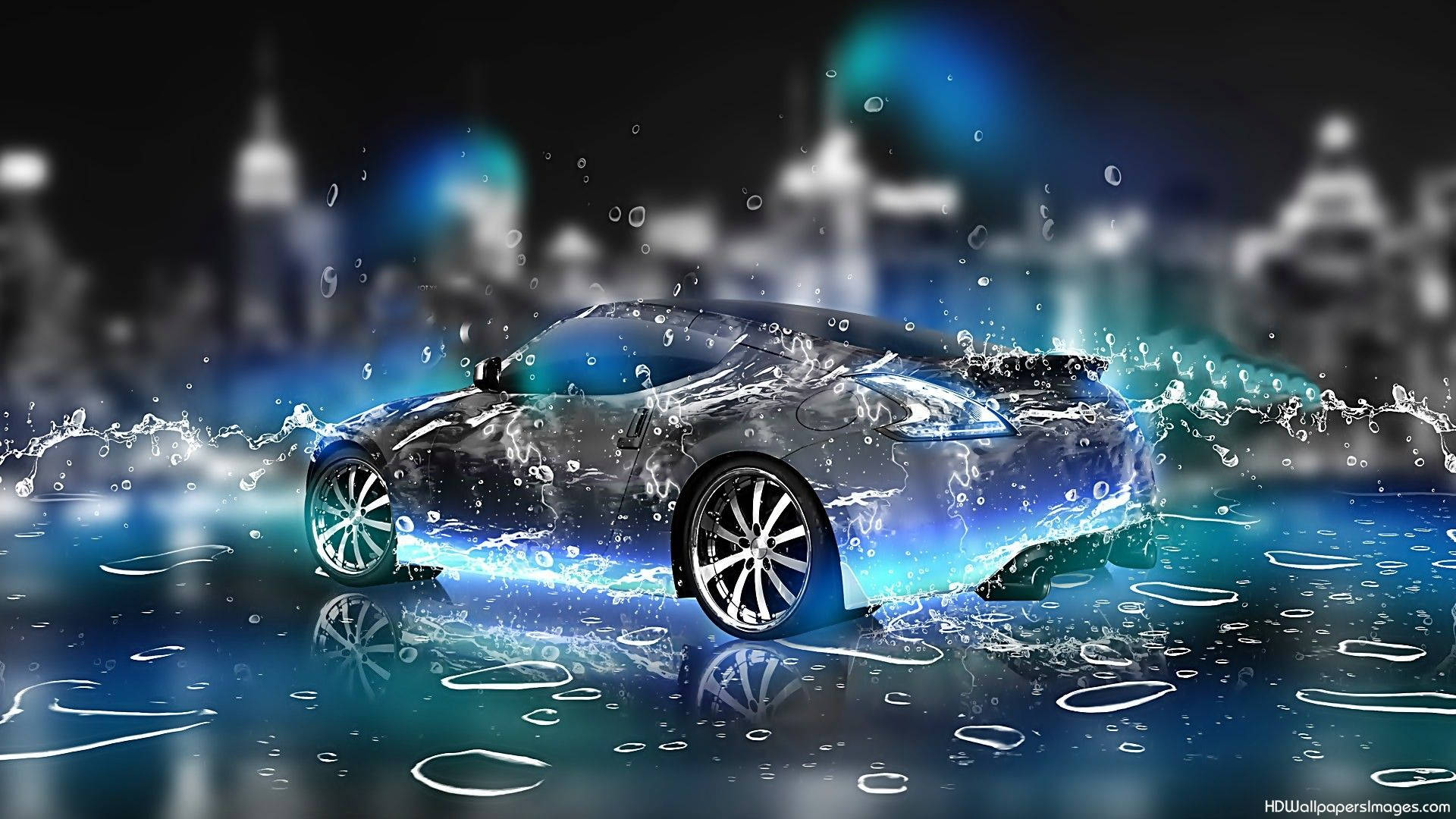 Windows 10 高清雨中汽車 壁紙 — 一輛時尚的銀色跑車在發光的藍色水中飛馳，背景是模糊的城市天際線。