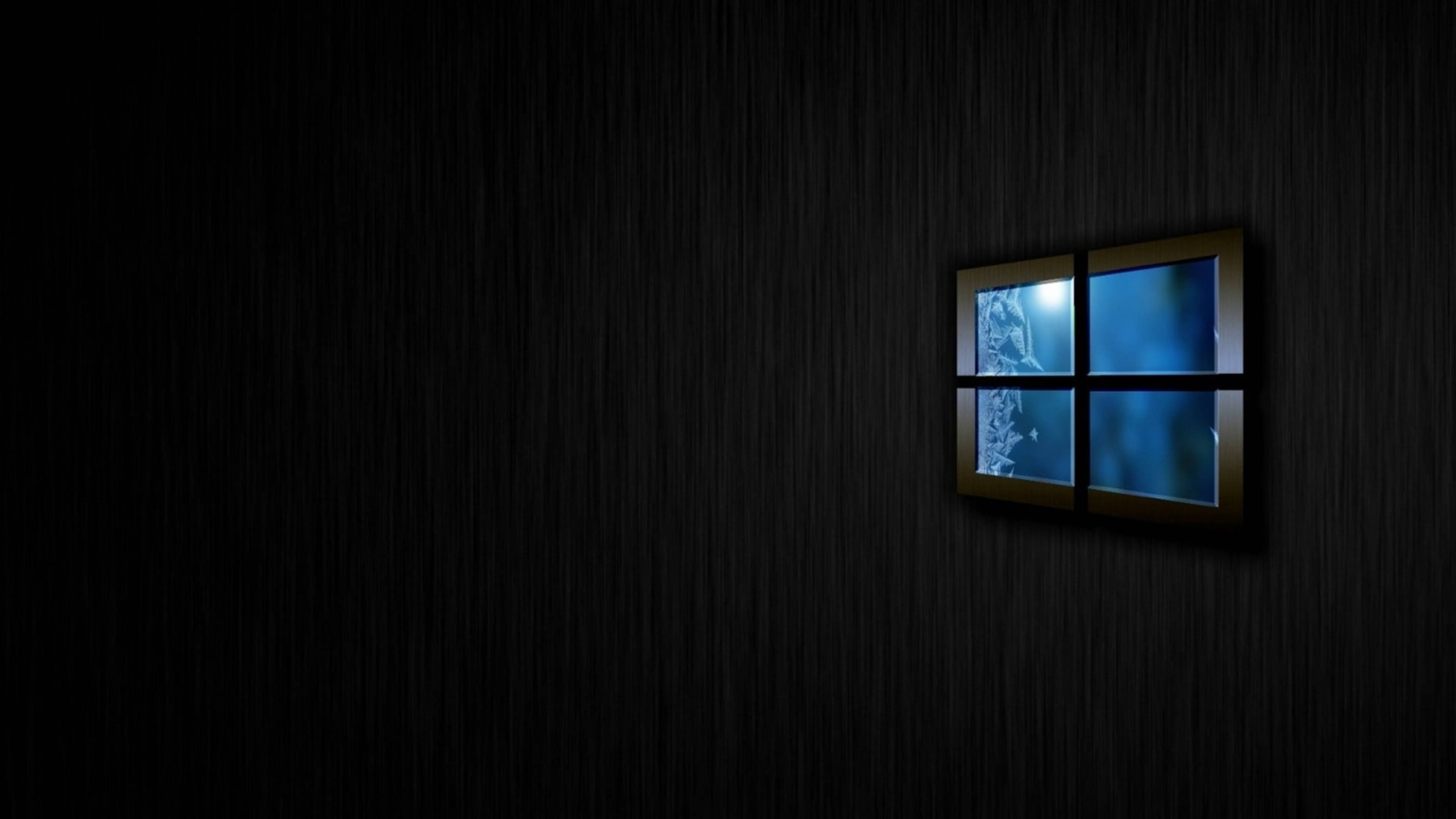 Windows 10 黑色房間牆壁 壁紙 — 一扇四格窗戶在昏暗的房間中，在深色紋理牆壁上發出藍光。