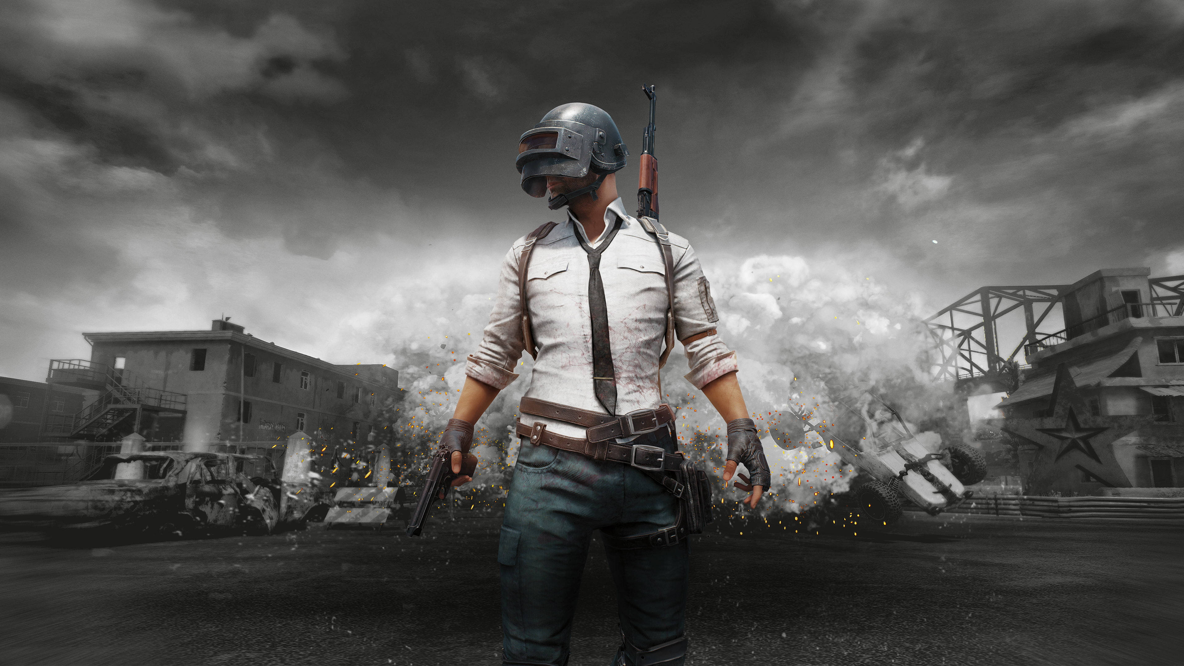 Windows 11 4K PUBG 人物 壁紙 — 一名戴頭盔和領帶的士兵站在瓦礫中，手持手槍，煙霧和碎片在戰火摧殘的城市場景中旋轉。