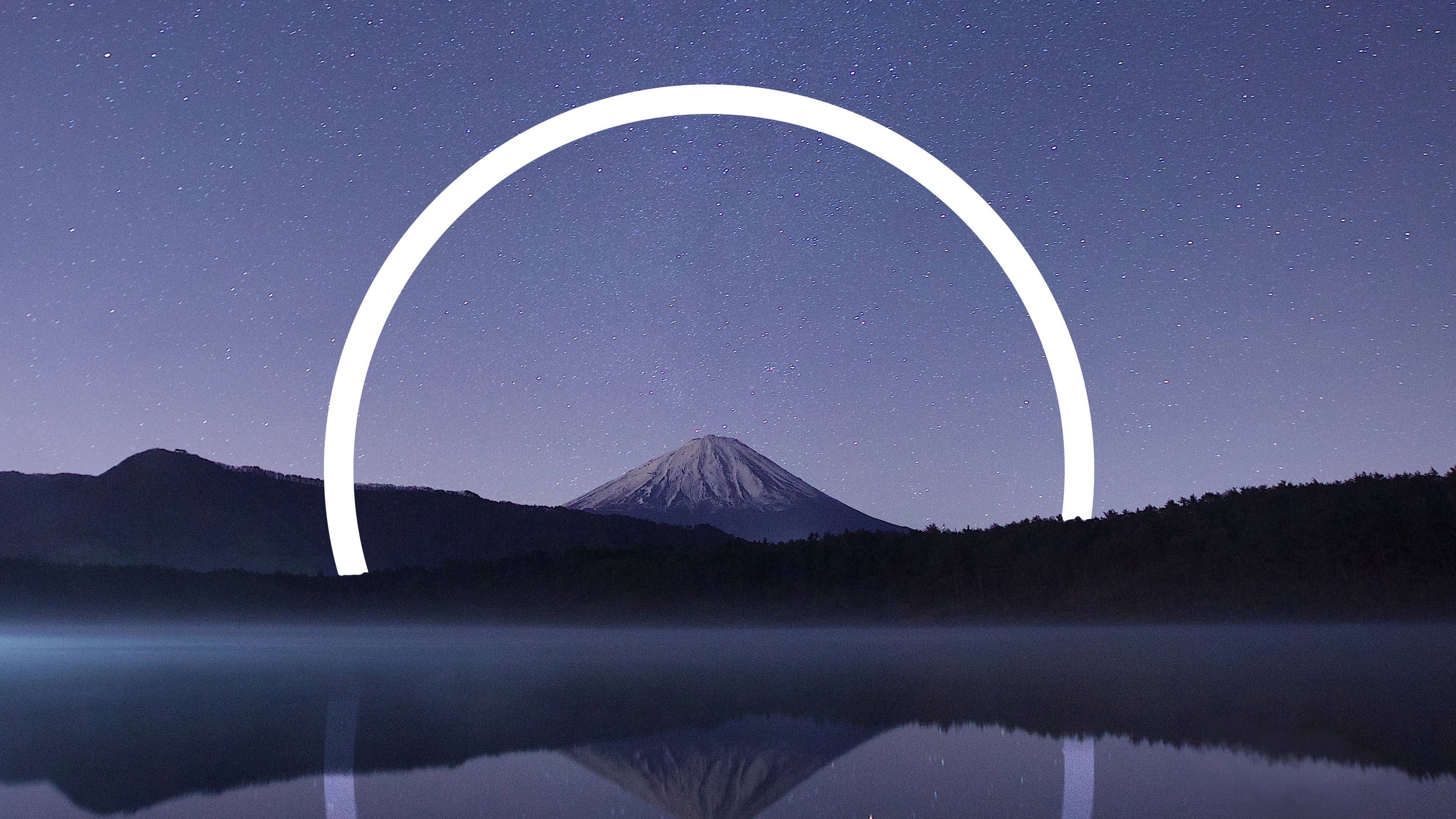 Windows 11 4K 富士山聖光 壁紙 — 發光的白色拱門框住了星空下的富士山，完美倒映在下方平靜的湖面上。
