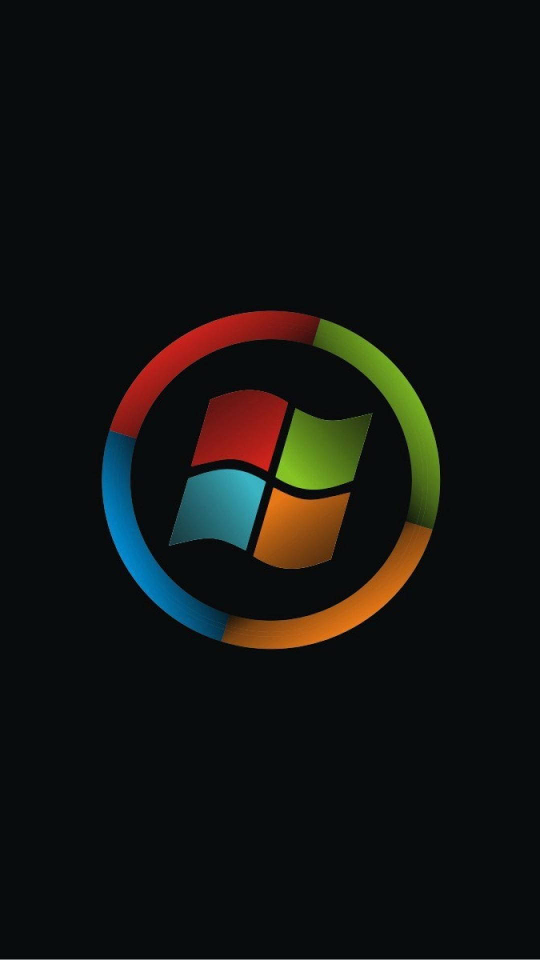 Windows 11 四色標誌 壁紙 — Windows 標誌，黑色背景上帶有彩色分段圓圈。