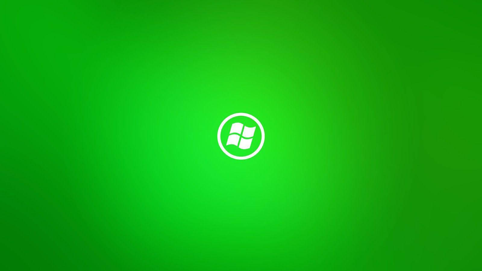 Windows 11 純綠色 壁紙 — 一個白色Windows標誌置於充滿活力的綠色漸變背景中央。