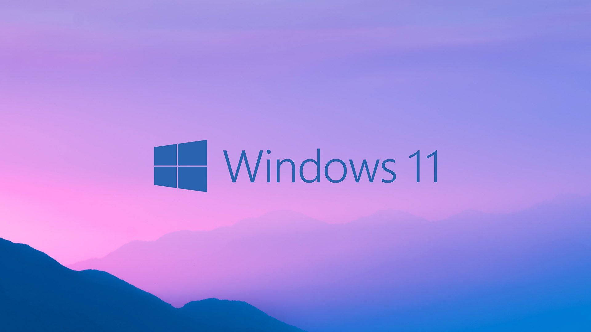 Windows 11 紫羅蘭天空 壁紙 — Windows 11 標誌漂浮在霧氣繚繞的山巒之上，背景是夢幻般的粉紫色暮光天空。
