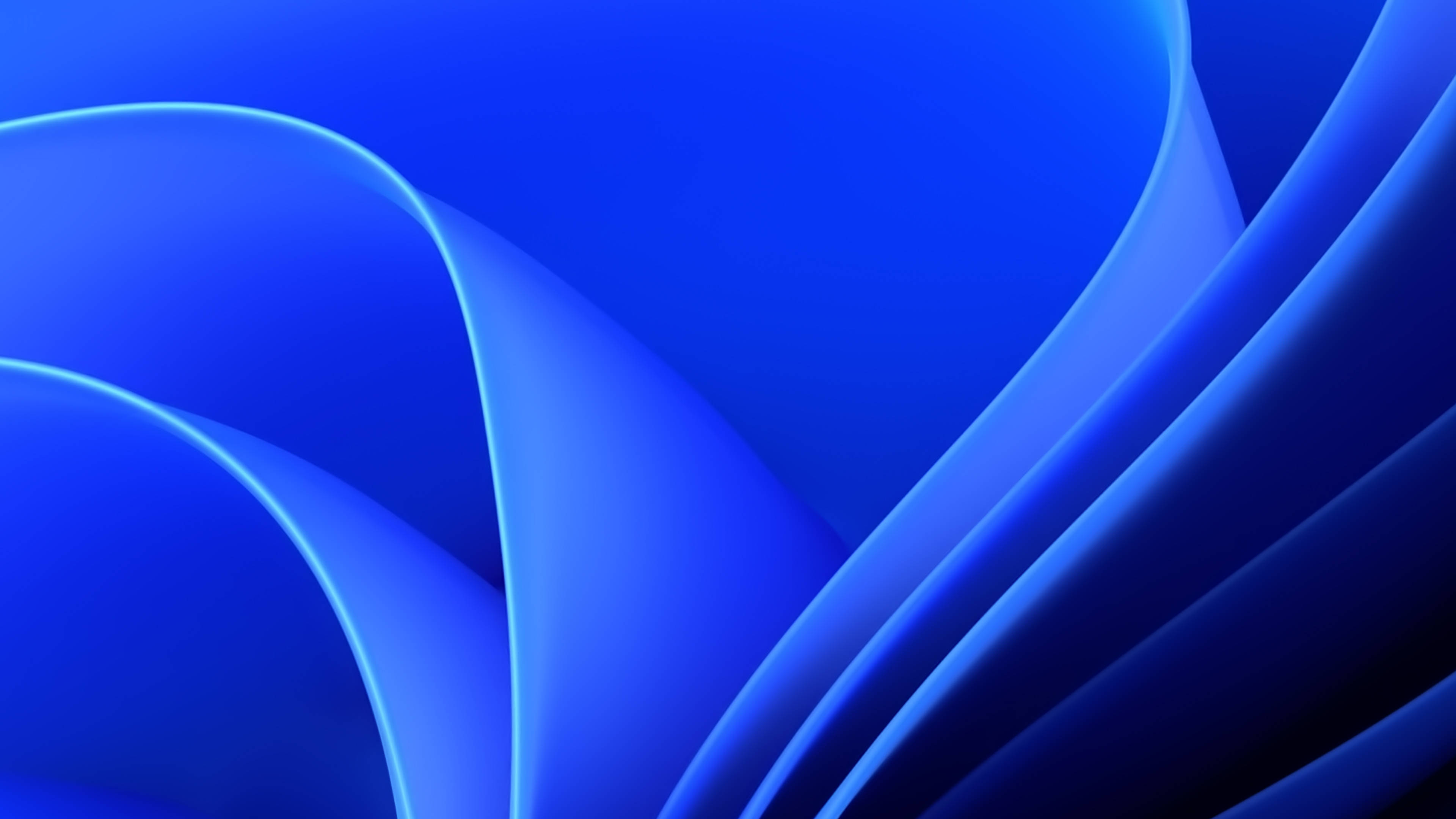 Windows 11 藍色弧線 壁紙 — 平滑流動的藍色絲帶在漸變背景上優雅地彎曲，營造出寧靜的數位抽象構圖。