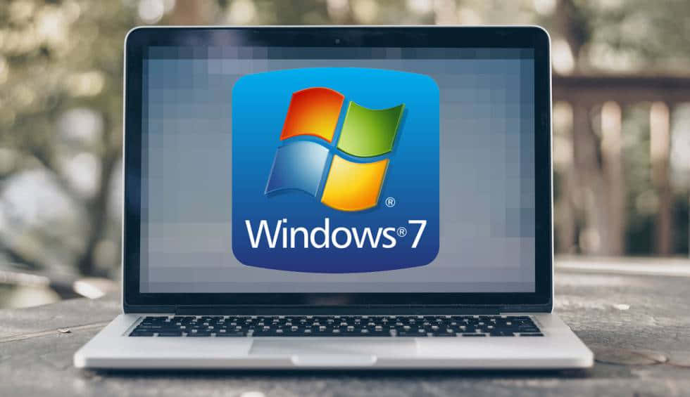 戶外木桌上顯示Windows 7標誌的手提電腦