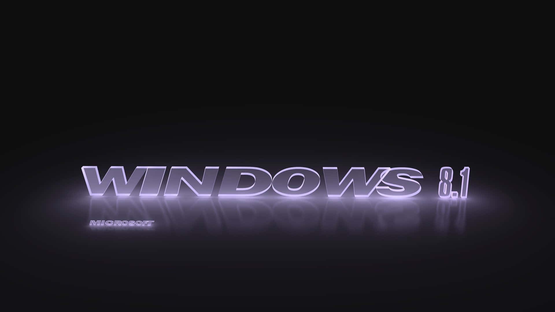 發光的 Windows 8.1 標誌，帶有 Microsoft 文字，位於深色反光表面上。