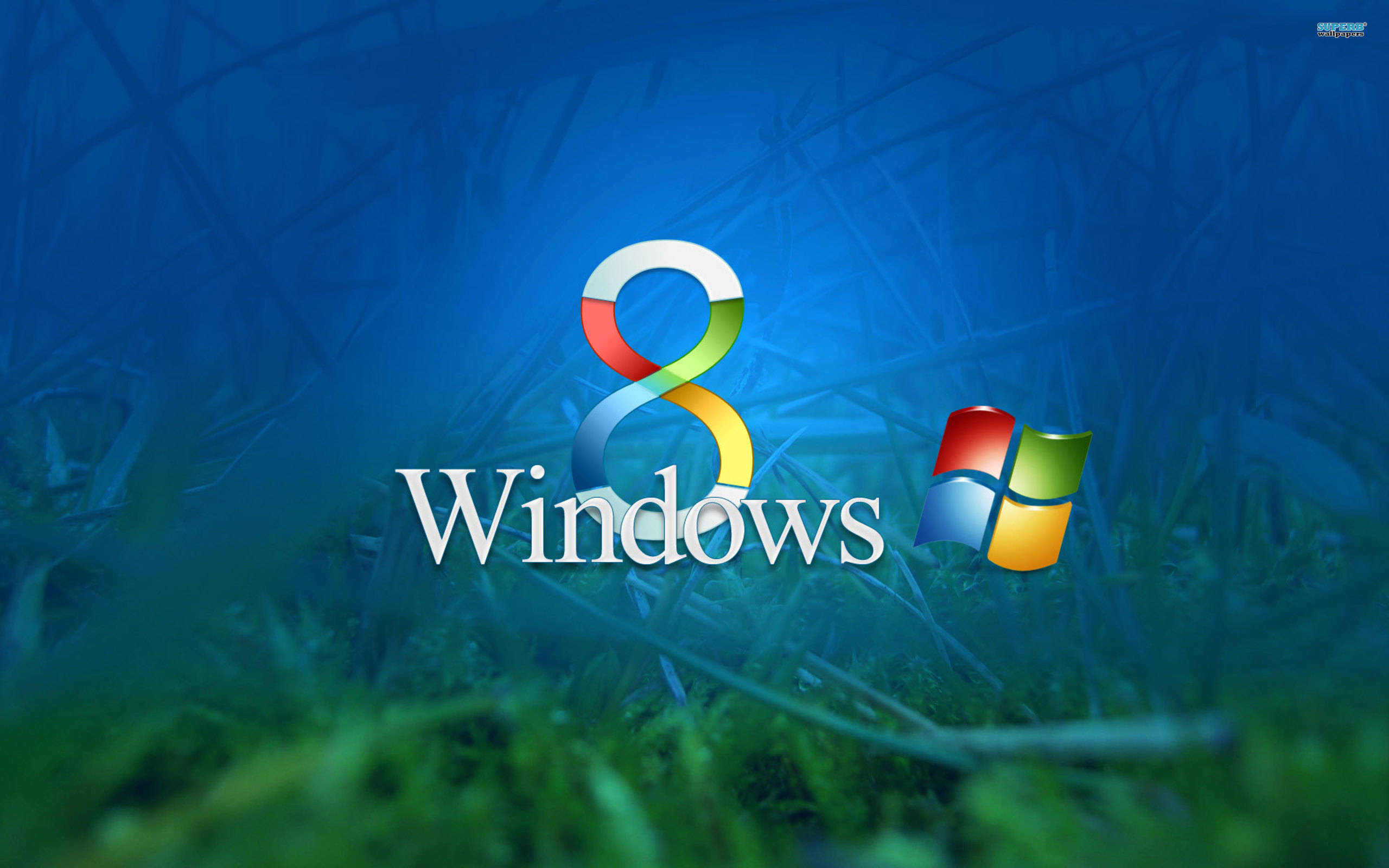 視窗 桌布 壁紙 — Windows 8 標誌，採用彩色絲帶設計和經典 Windows 圖標，背景為藍色燈光下的模糊草地。