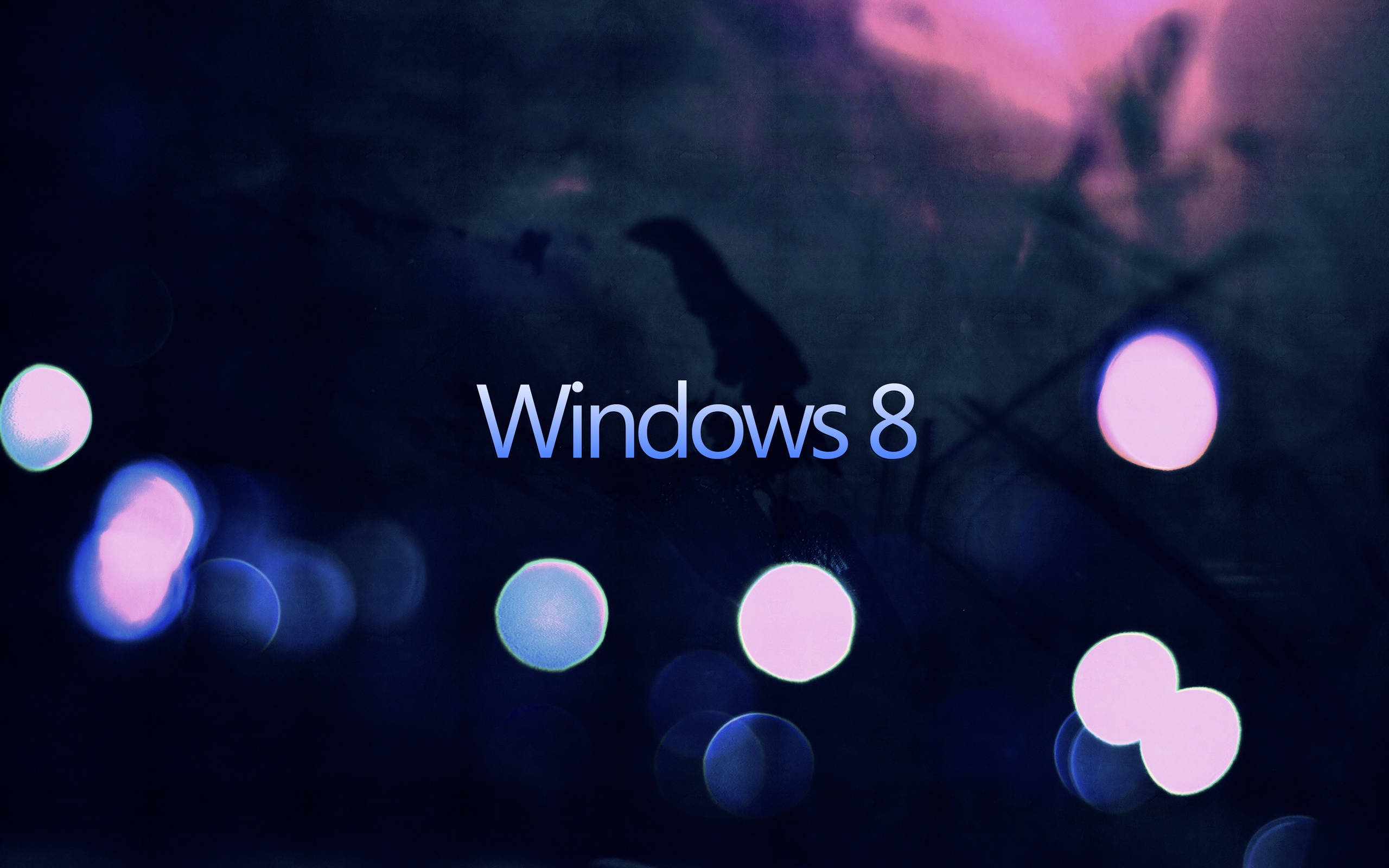 Bokeh 桌布 壁紙 — Windows 8 標誌在黑暗背景上柔和發光，伴隨著彩色散景燈光和烏鴉的剪影。