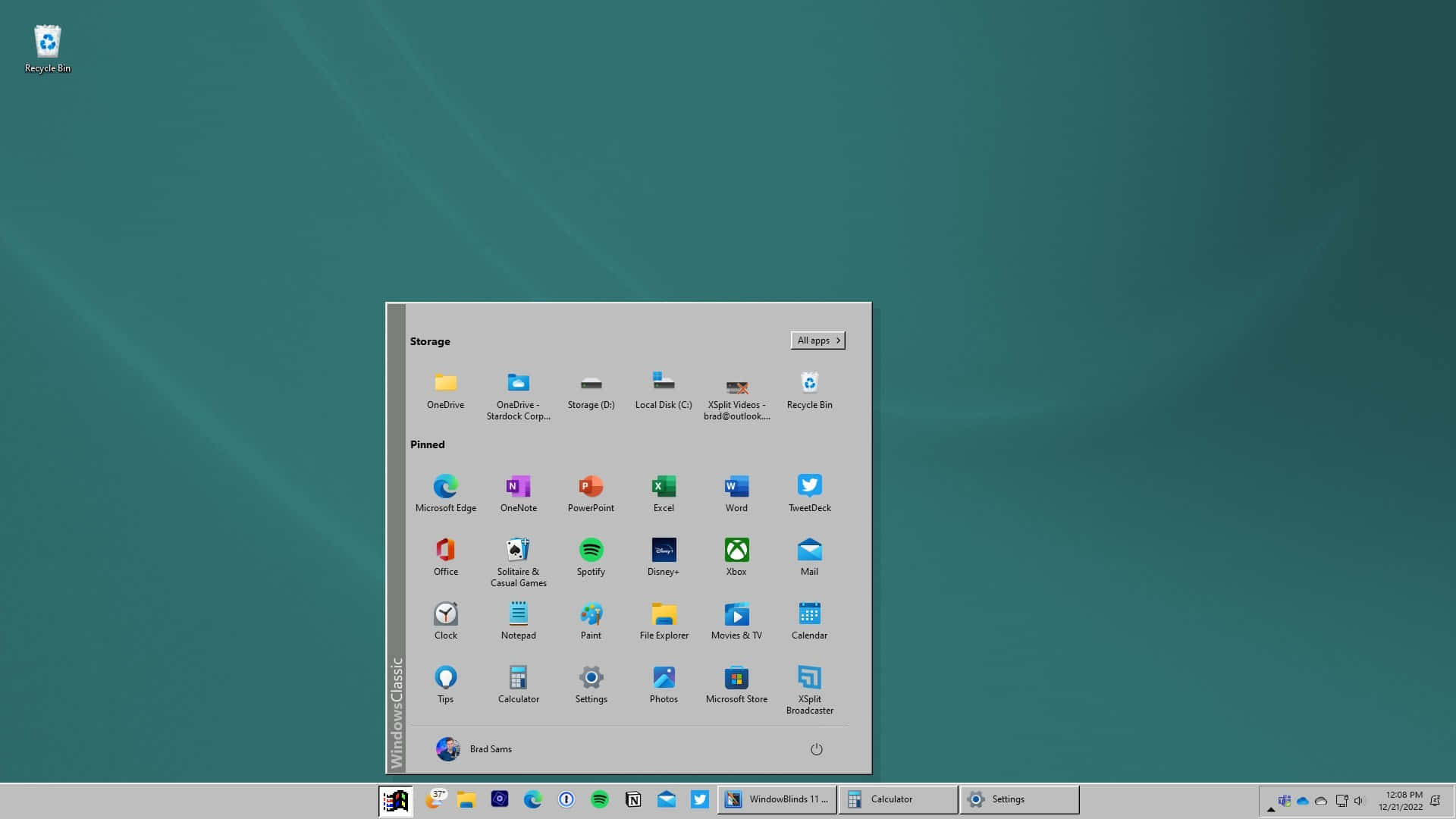 Windows 95 —— 一窺這項劃時代作業系統 壁紙 — Windows 11 桌面，帶有青綠色漸變壁紙和打開的儲存應用程式，顯示已釘選的 Microsoft 應用程式。