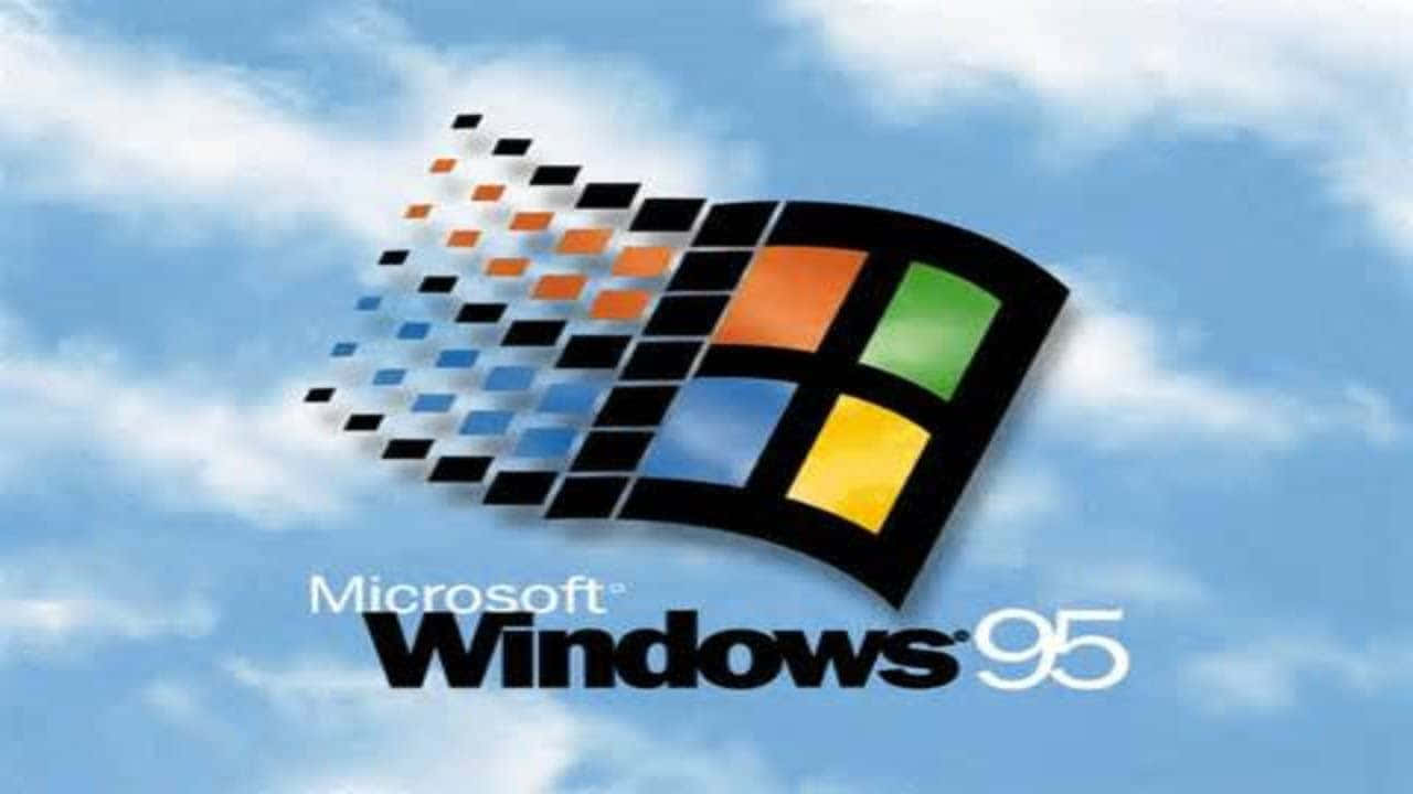 Windows 95 展現計算機的真正力量 壁紙 — 標誌性的 Windows 95 標誌，帶有彩色四格視窗和像素化軌跡，漂浮在明亮的藍天和白雲之上。
