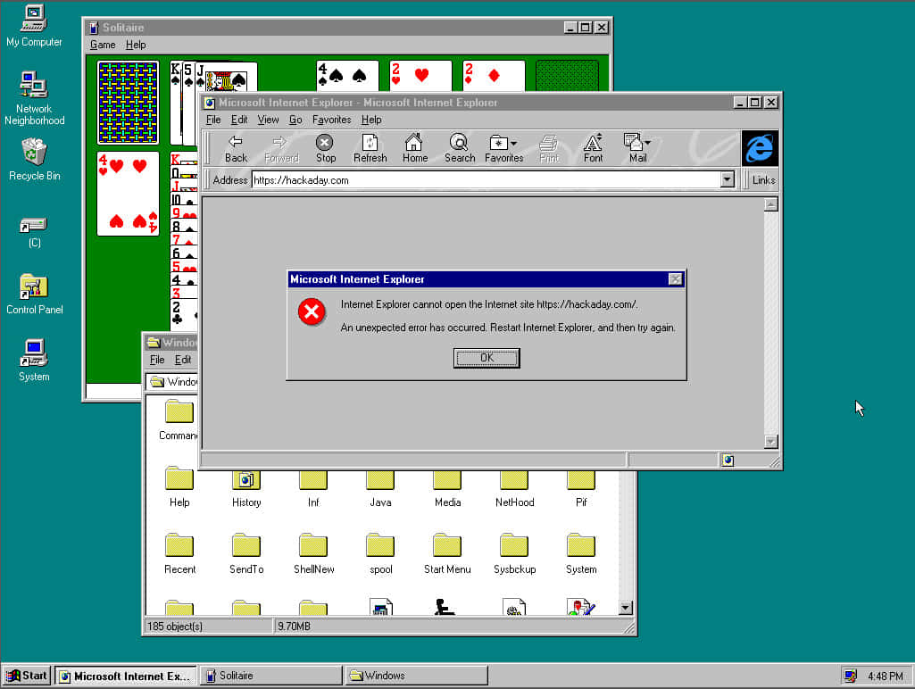 Windows 95 桌面視角 壁紙 — 一個復古的 Windows 98 桌面顯示 Internet Explorer 在背景執行接龍遊戲時崩潰並出現錯誤。