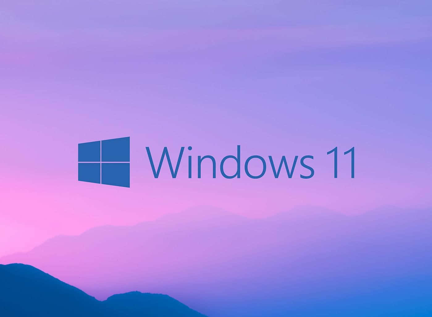 Windows Hill 的迷人風景 壁紙 — Windows 11 標誌漂浮在寧靜的紫色和粉紅色山脈日落天空上。