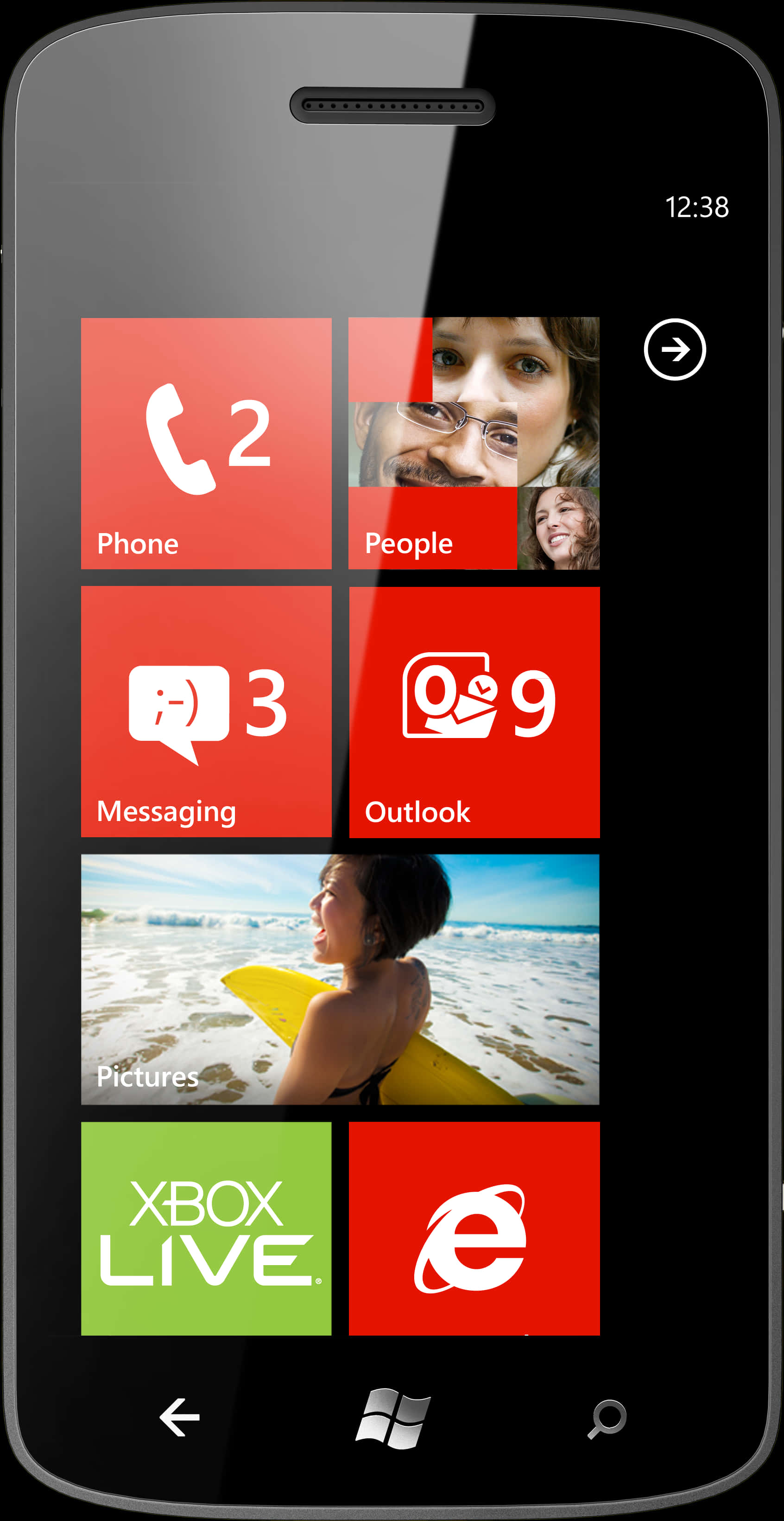 Windows Phone介面顯示 壁紙 — 一部黑色智能手機顯示Windows Phone 8主畫面，帶有紅色動態磚，包括電話、訊息、Outlook、聯絡人，以及一張海灘照片動態磚。