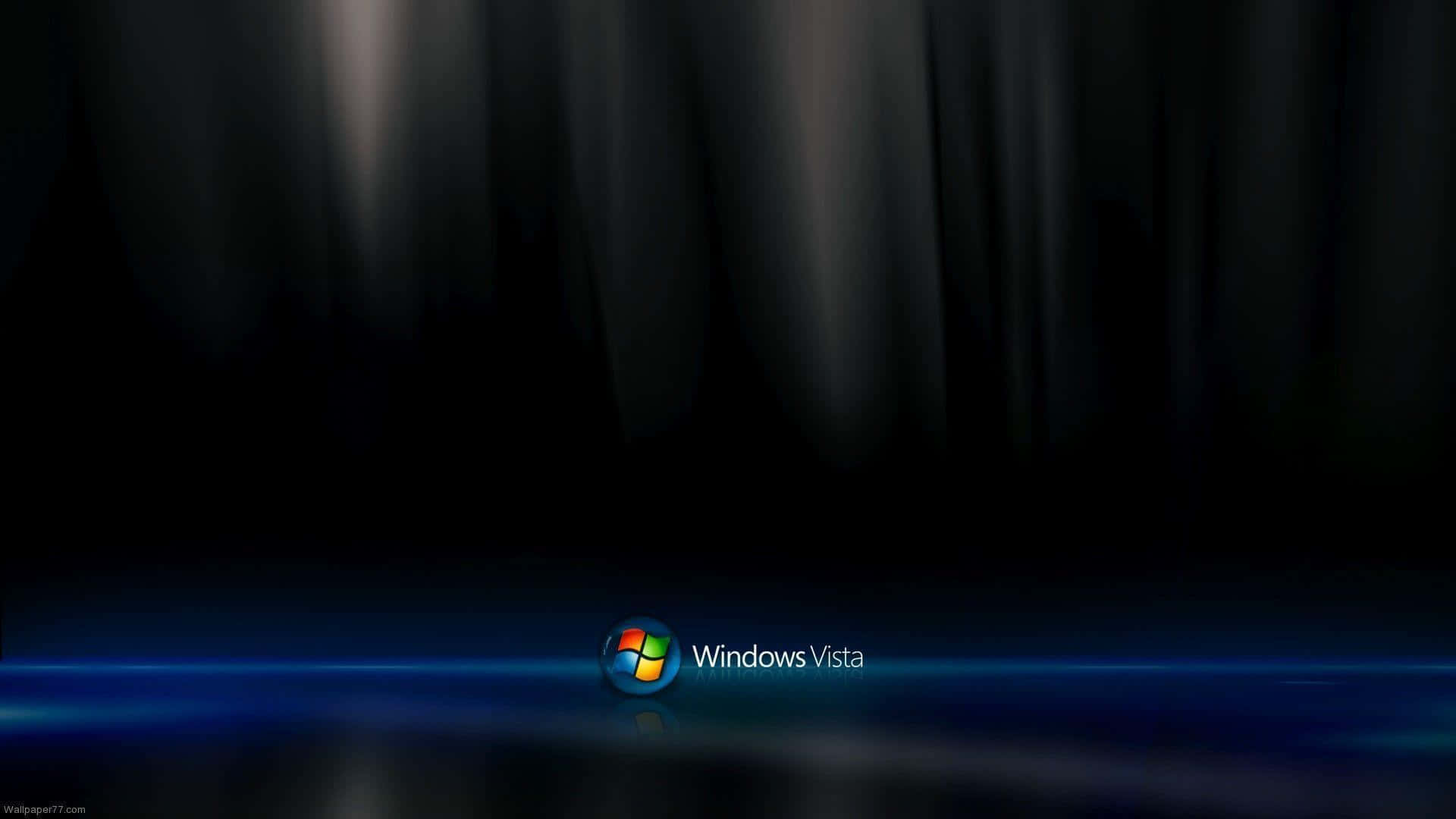 Windows Vista 桌布 壁紙 — Windows Vista 標誌在黑暗舞台上發光，帶有戲劇性的藍色燈光和柔軟的窗簾陰影。