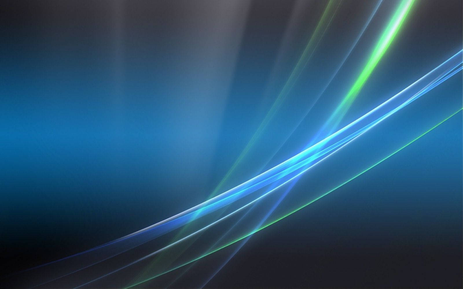 Windows Vista 鮮豔色線條 壁紙 — 鮮豔發光的藍色和綠色光條在深色漸變背景上對角流動。