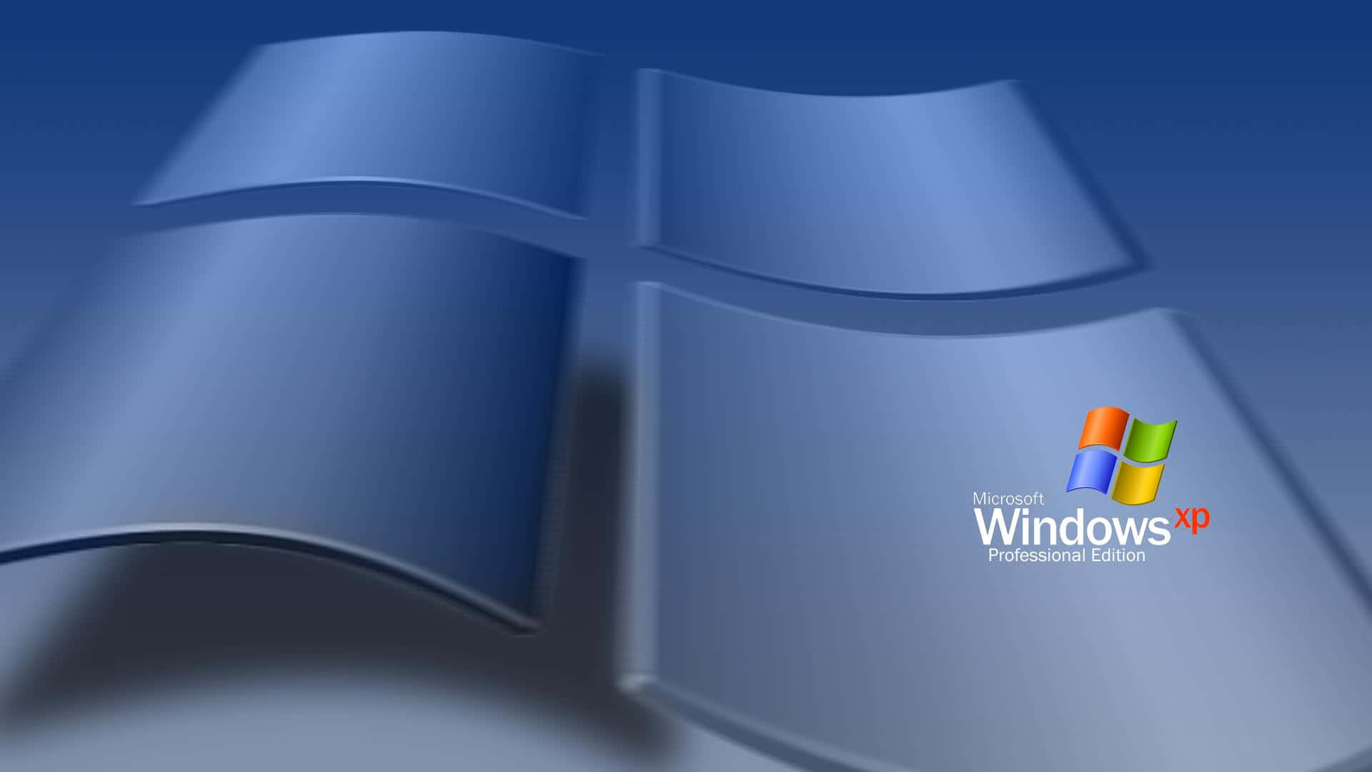 享受 Windows XP 的簡潔優雅 壁紙 — 一個帶有光澤的藍色Windows XP標誌，角落有Microsoft Windows XP Professional Edition文字。