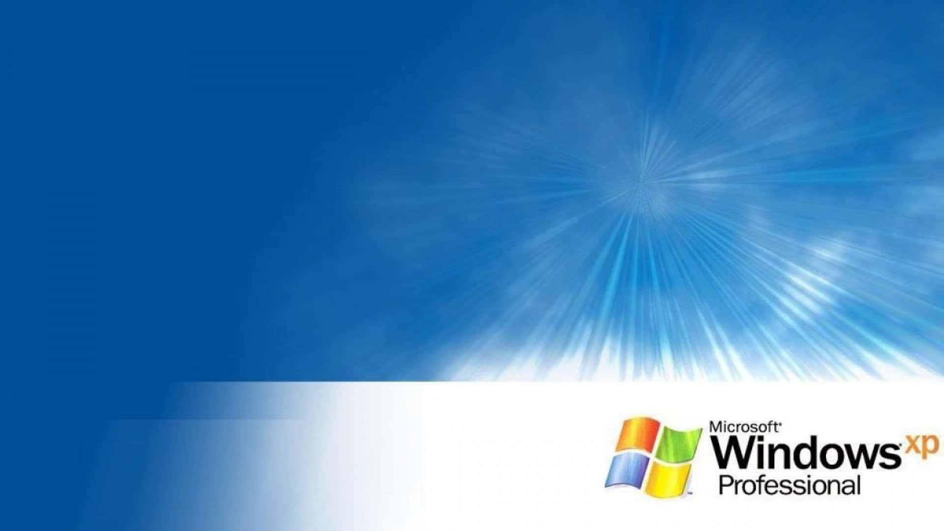 讓您的 Windows XP 體驗更上層樓 壁紙 — 一個燦爛的藍天，陽光射線匯聚在一個顯示 Microsoft Windows XP Professional 標誌的白色橫幅上方。