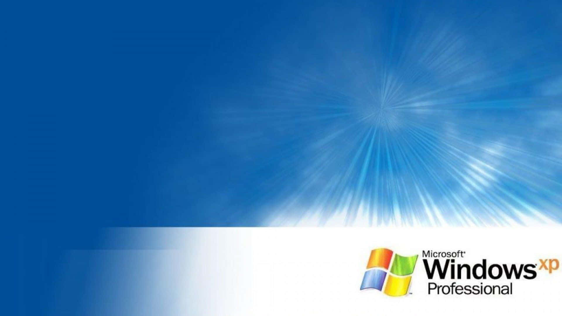 Windows XP：開啟計算機新時代 壁紙 — 一片燦爛的藍天，陽光射線在顯示 Microsoft Windows XP Professional 標誌的白色帶上方匯聚於一點。