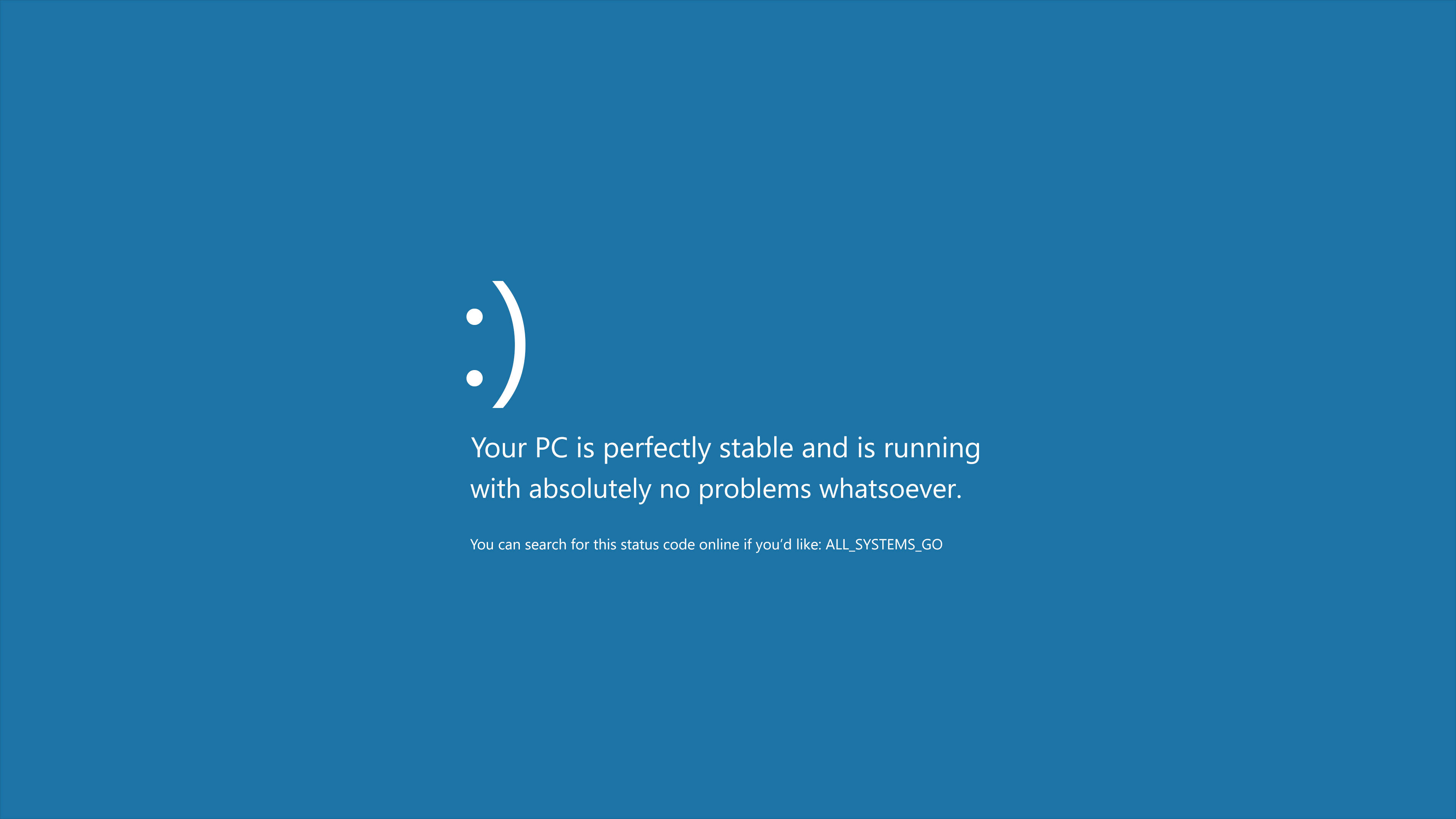 Windows 微笑藍屏 壁紙 — 純藍色螢幕顯示笑臉和文字，聲明PC完全穩定，沒有問題。