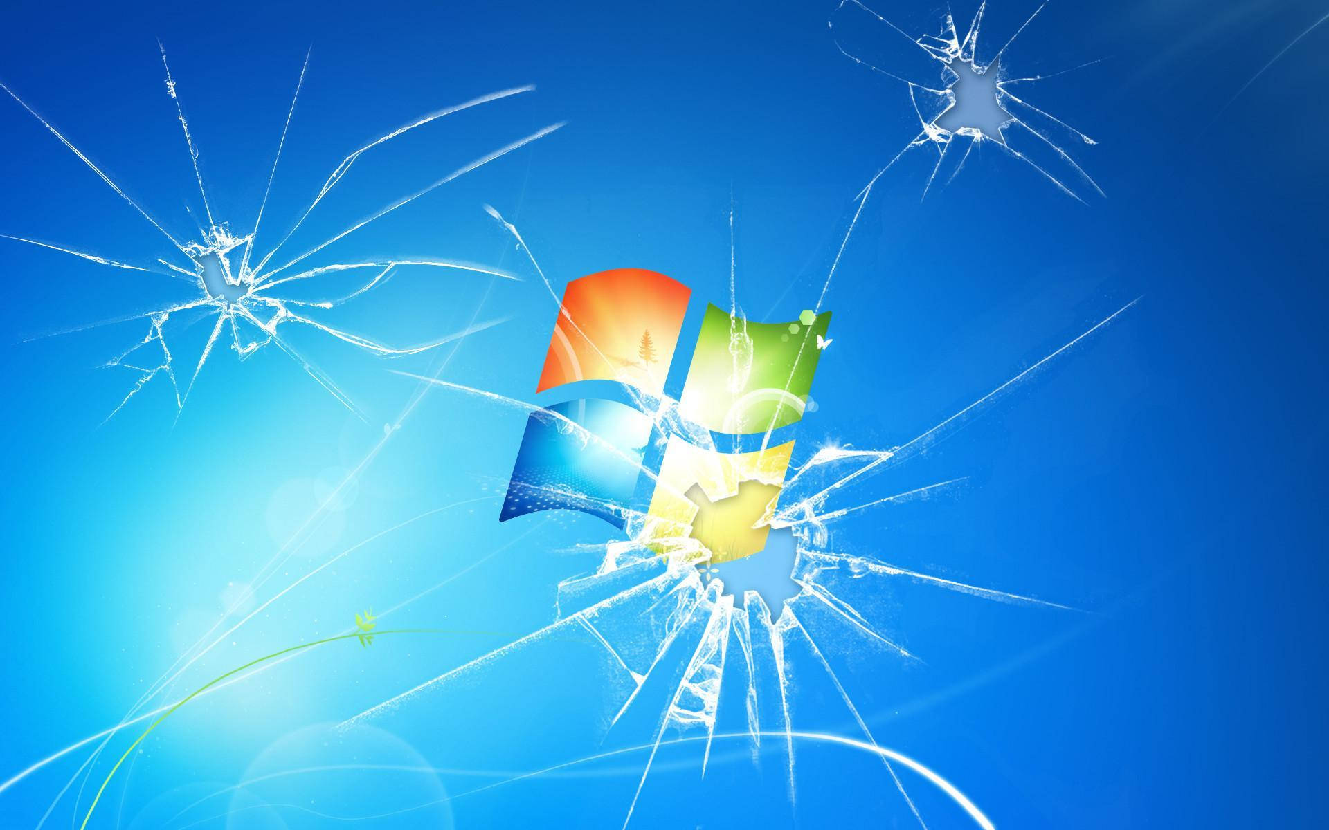裂屏 桌布 壁紙 — Windows 標誌穿過破裂的玻璃，在明亮的藍色漸變背景上碎裂。