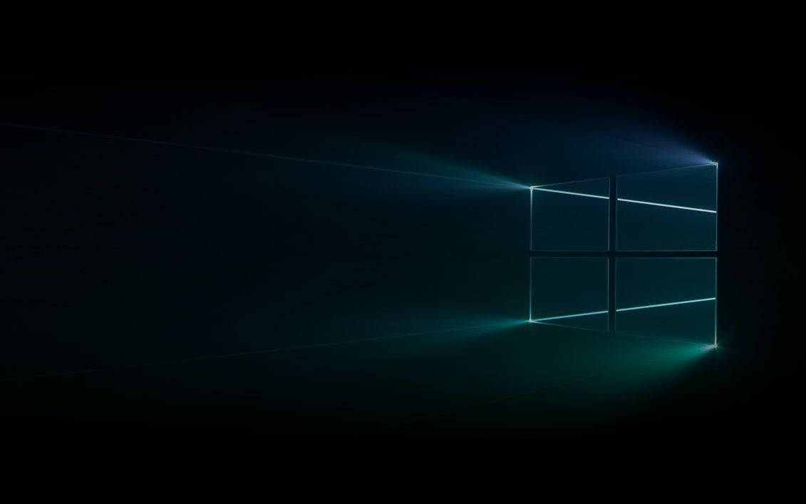 Windows 深綠色 壁紙 — 一個發光的藍色Windows標誌在黑暗的房間中明亮地閃耀，將光線投射到地板上。