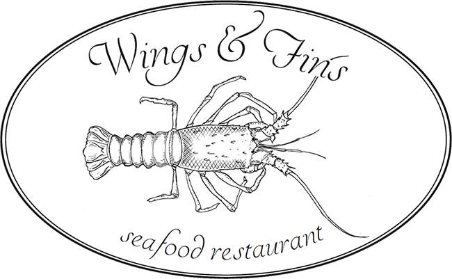 Wings & Fins海鮮餐廳標誌 壁紙 — 一個黑白線條繪畫的龍蝦，位於橢圓形標誌中央，並有草書文字寫著 Wings & Fins seafood restaurant。