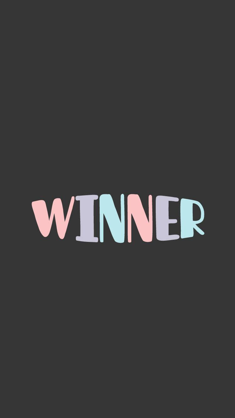 WINNER K-pop團體 壁紙 — 「winner」一詞以粉彩粉紅色和藍色字母居中顯示在深灰色背景上。