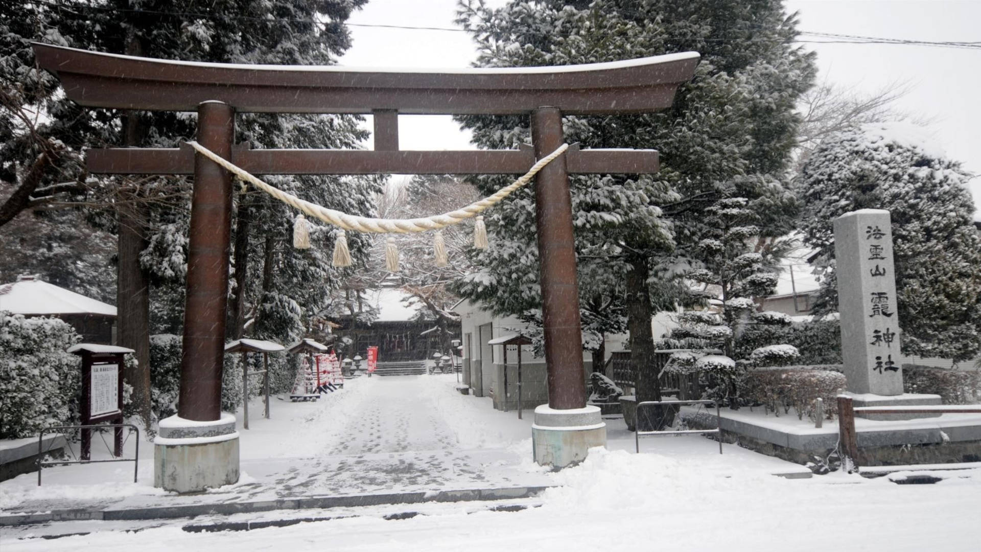日本冬季的鳥居門壁紙