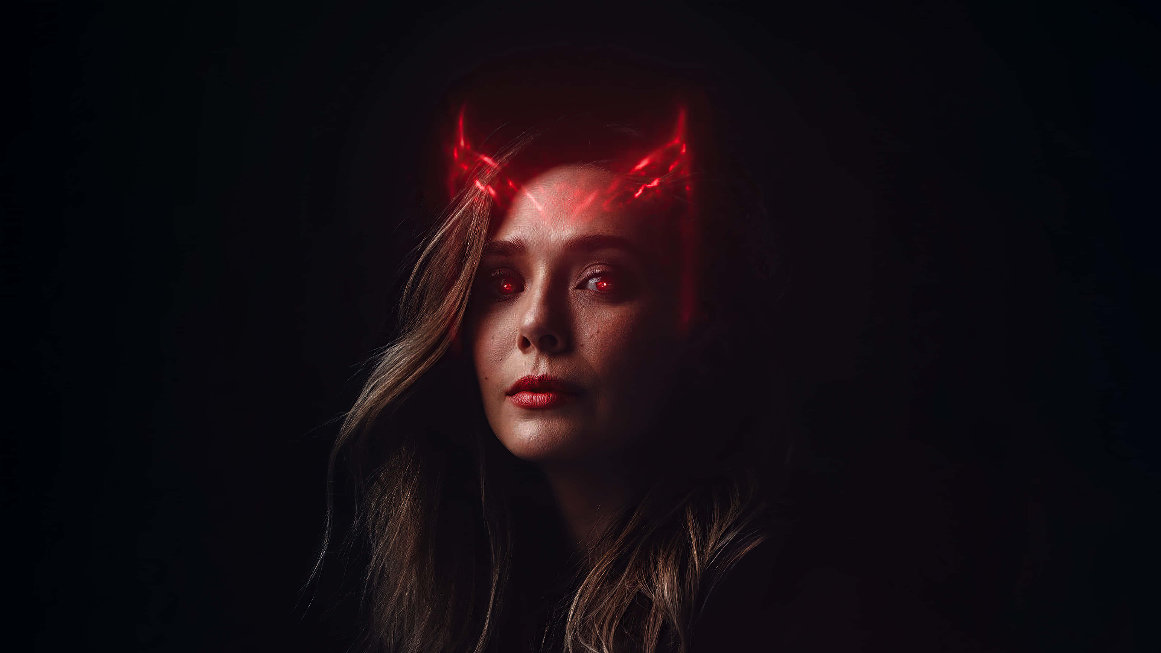 用Witchy Desktop釋放你的魔法 壁紙 — 一個擁有發光紅眼和惡魔角的女性在黑色背景下強烈凝視。