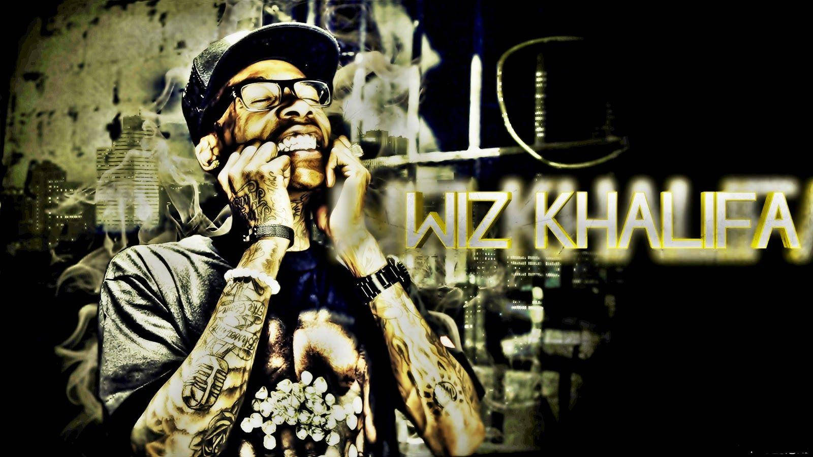 饒舌歌手 Wiz Khalifa 喺煙霧瀰漫嘅城市場景中，露出紋身手臂咧嘴而笑。