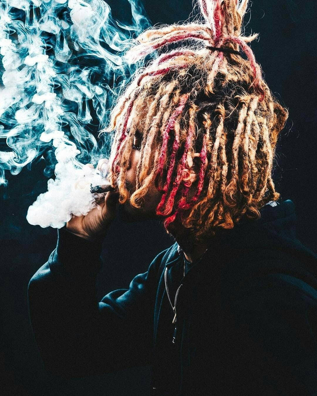 擁有紅色和棕色辮子的人，在黑暗環境中呼出煙霧。