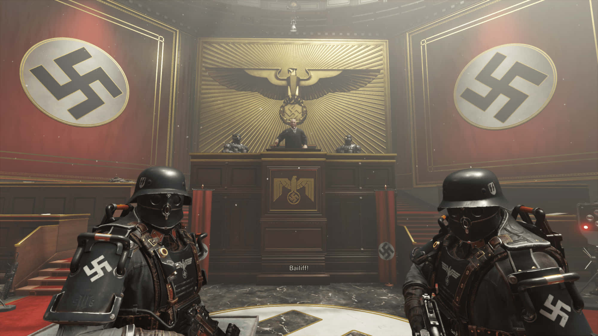 最佳《Wolfenstein II》法院場景背景 壁紙 — 兩名納粹衝鋒隊員在一個掛有卐字旗幟、講台上方有金色鷹徽的大廳中站崗。